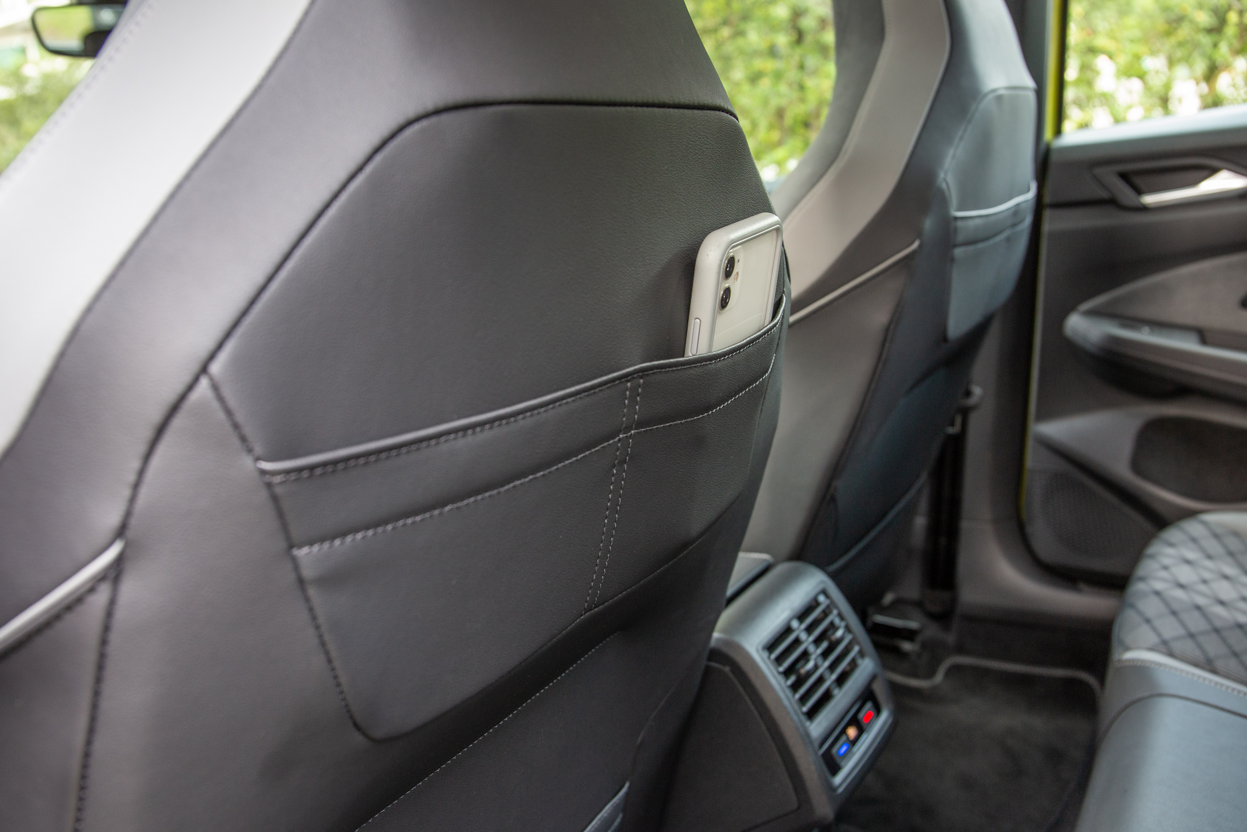 前座椅背後的置物袋相當好用。