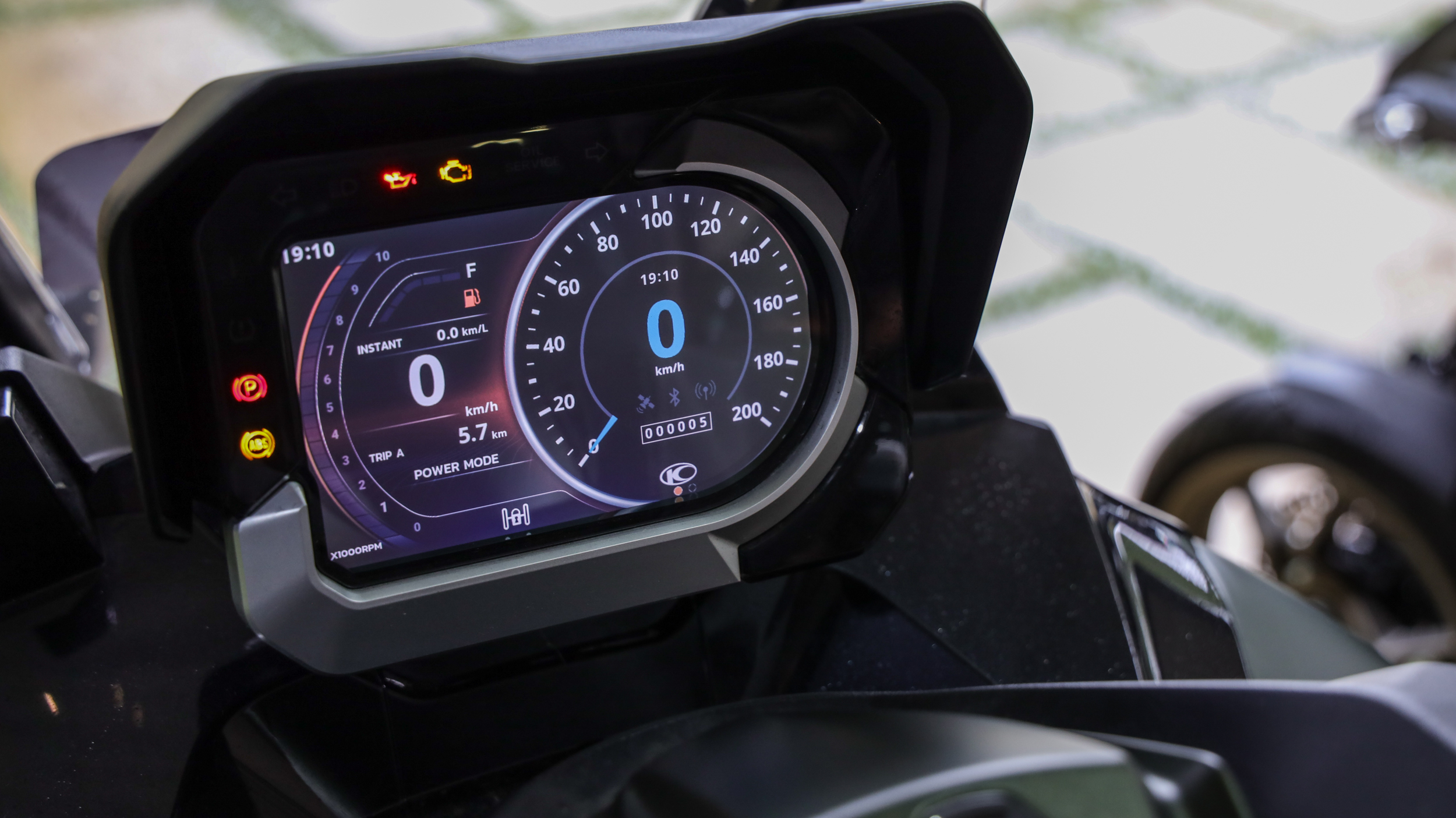 配備 6 吋 TFT 彩色儀表板,並可透過藍牙通訊與車主智慧型手機連線。