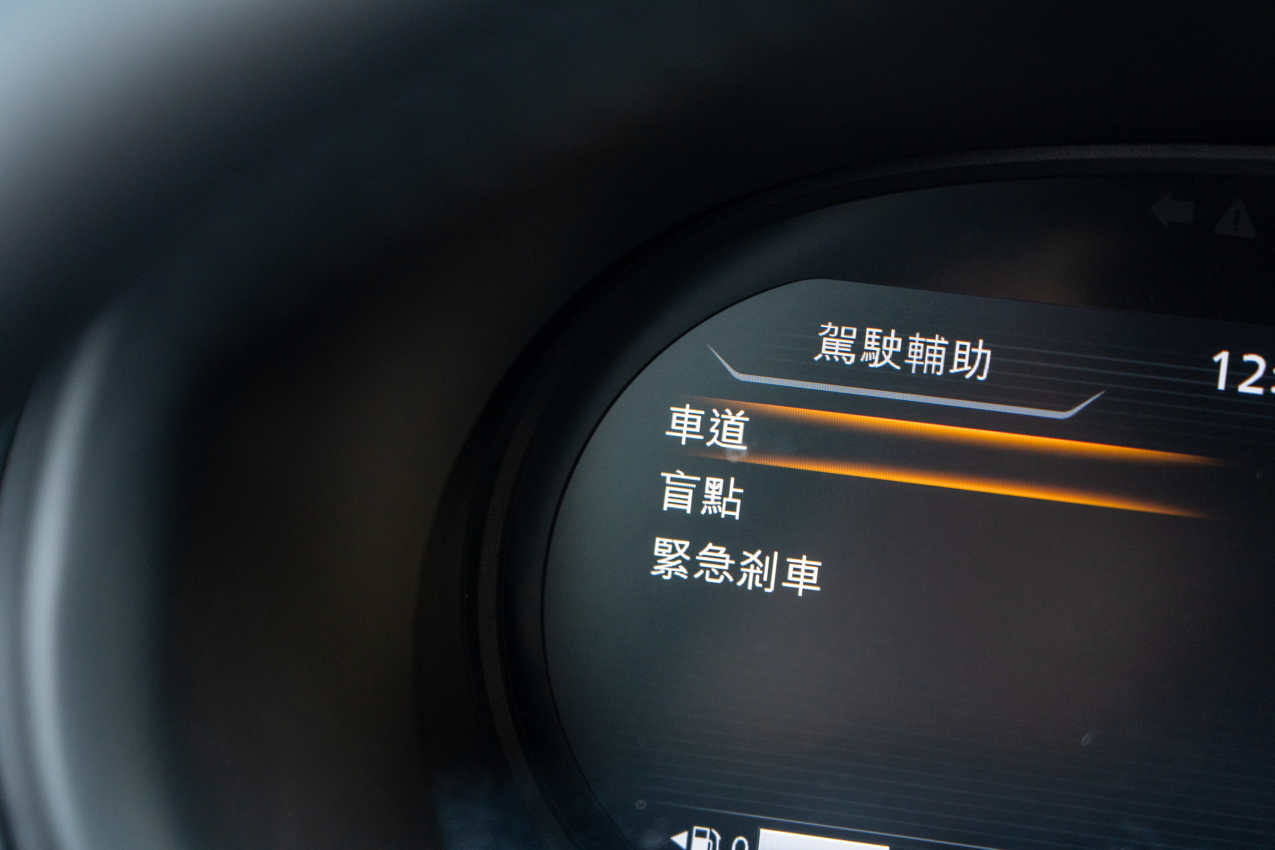 除了配備如ICC智慧型全速域定速控制系統、LDW 車道偏離警示系統等智行安全科技以外，更搭載獨家PFCW超視距車輛追撞警示系統，可偵測前前車動態，提早一步進行反應，大幅減少追撞的可能性。