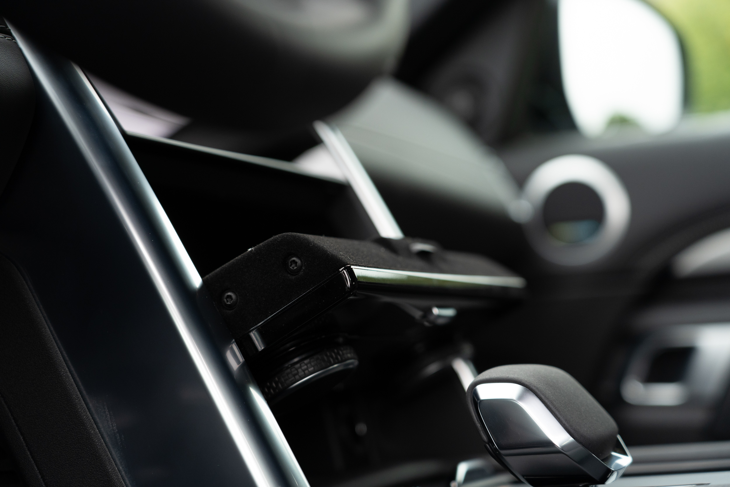 邁入第五世代小改款進程,Discovery 的內裝鋪陳在既有的豪華陳設、置物巧思上,將數位化納入家族化的設計語言,Apple CarPlay 也終於支援無線互聯。