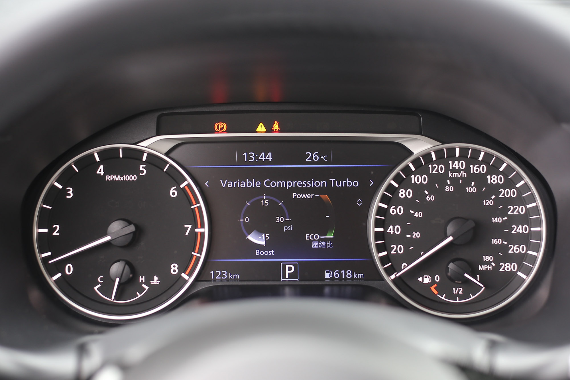 儀表資訊幕顯示即時渦輪增壓值及引擎壓縮比。