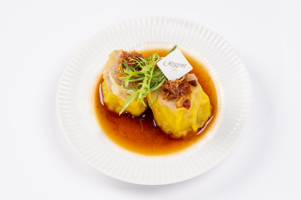 「蟹黃燒賣」,搭配由晶華軒主廚親手調配獨門私房 XO 醬,佐以清爽的柚子醬油,Q 彈鮮美的完美結合。