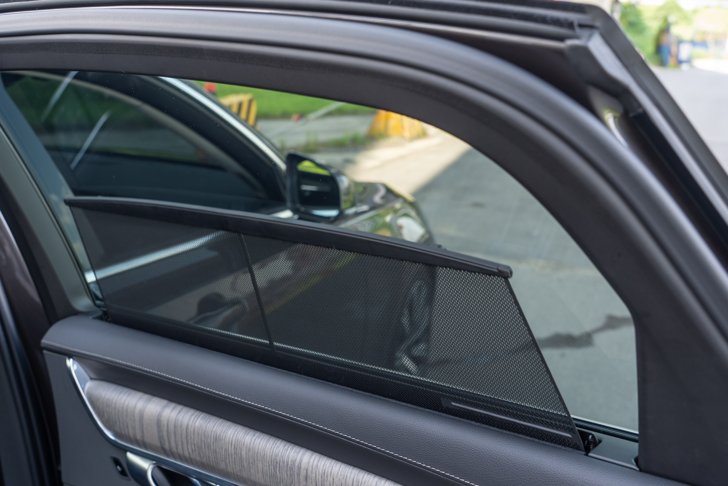 S90 B4 Inscription 車型增加後車窗電動遮陽簾配備。