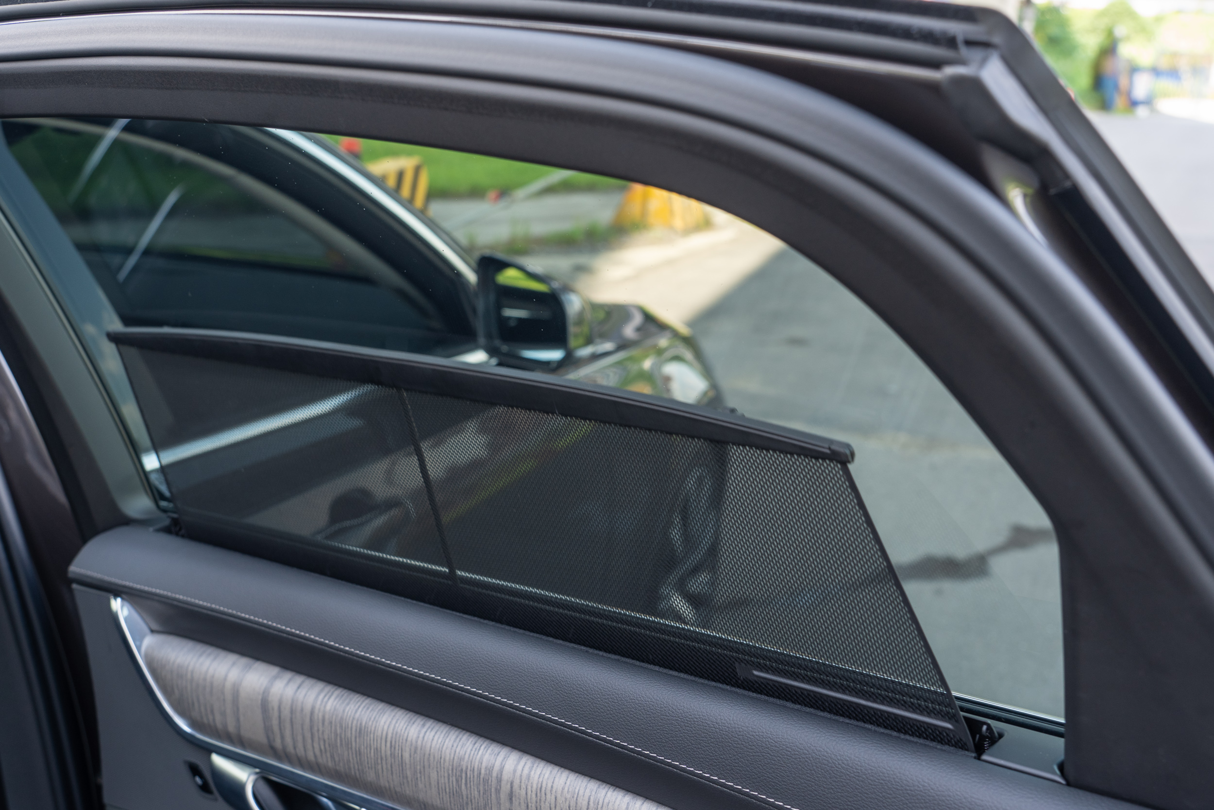 S90 B4 Inscription 車型增加後車窗電動遮陽簾配備。