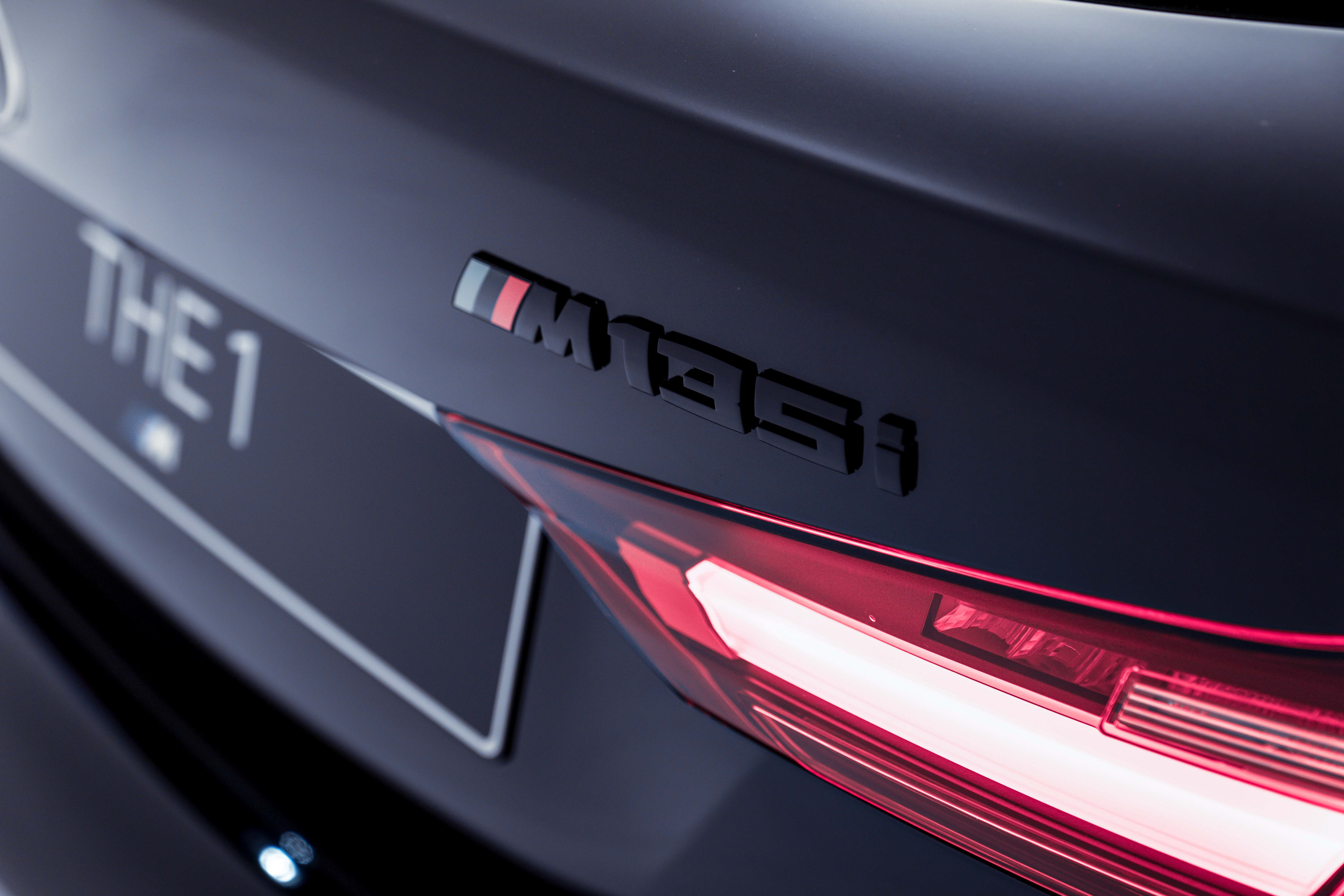 黑色的車漆搭配 Black Storm Edition 專屬的黑色車型銘牌。