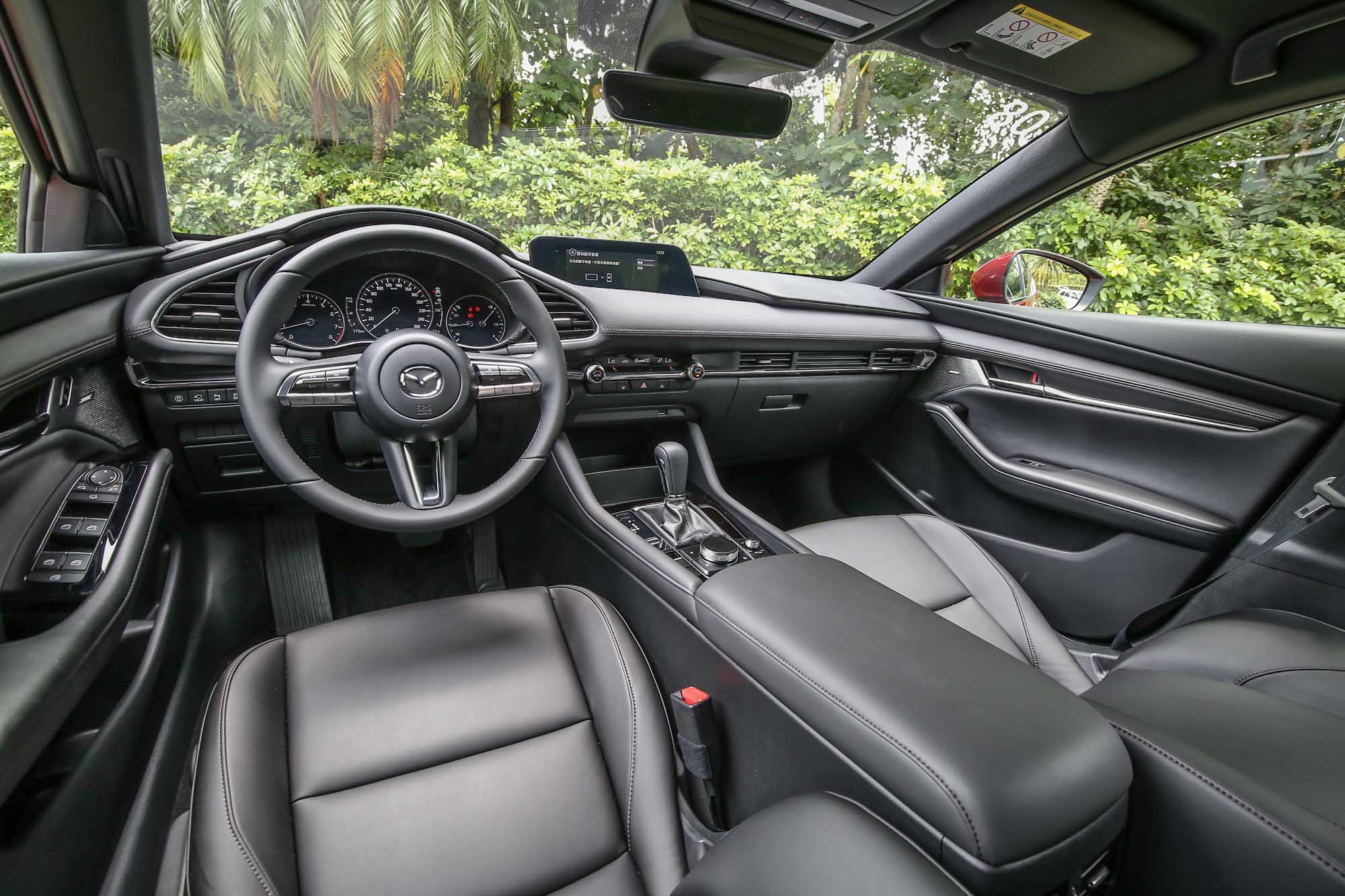 相較於 A-Class 的前衛科技，新世代 Mazda3 的內裝鋪陳相對低調簡約許多。