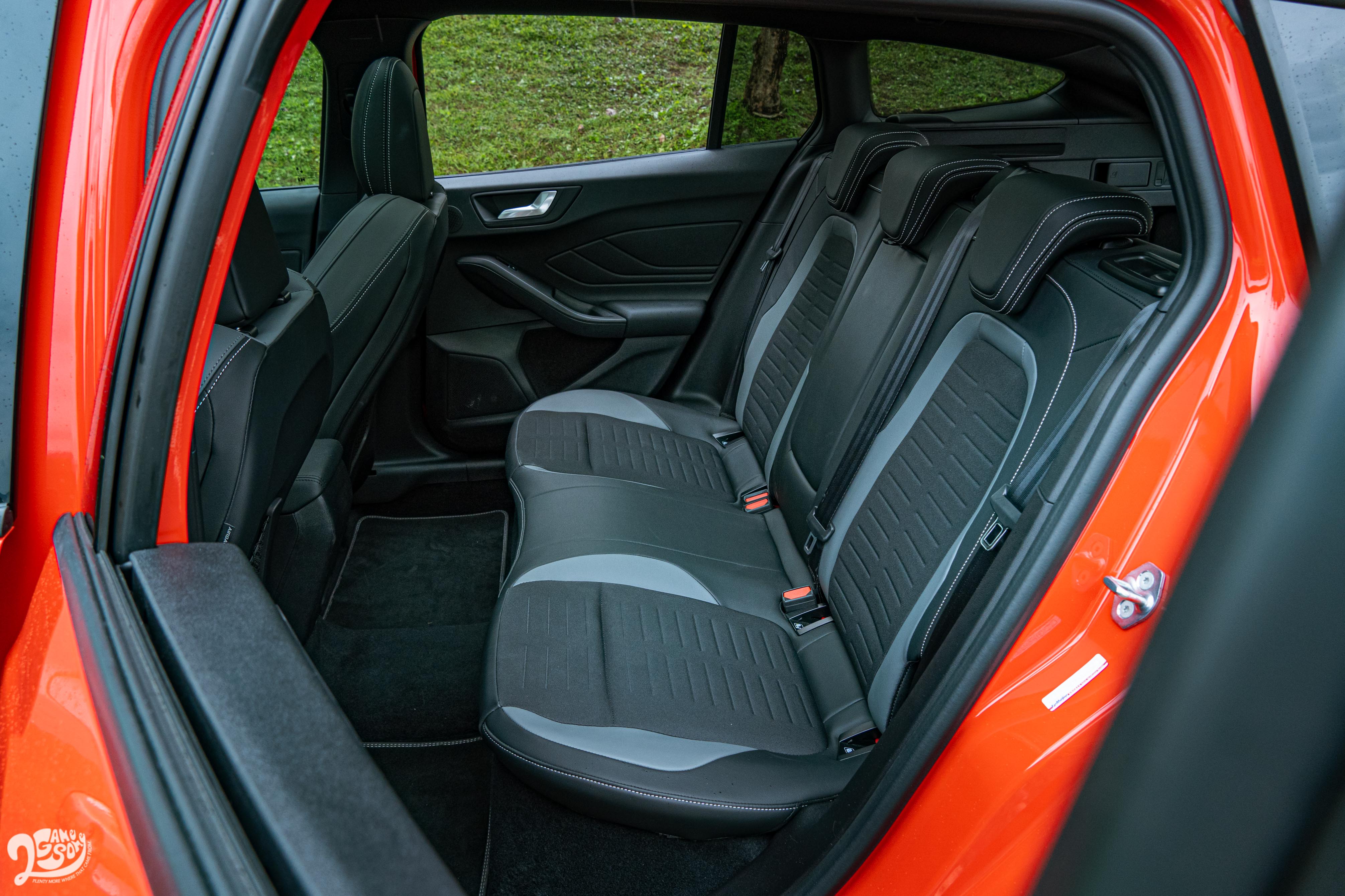 後座空間與 Focus ST 相去不遠,也同樣沒有後座出風口。