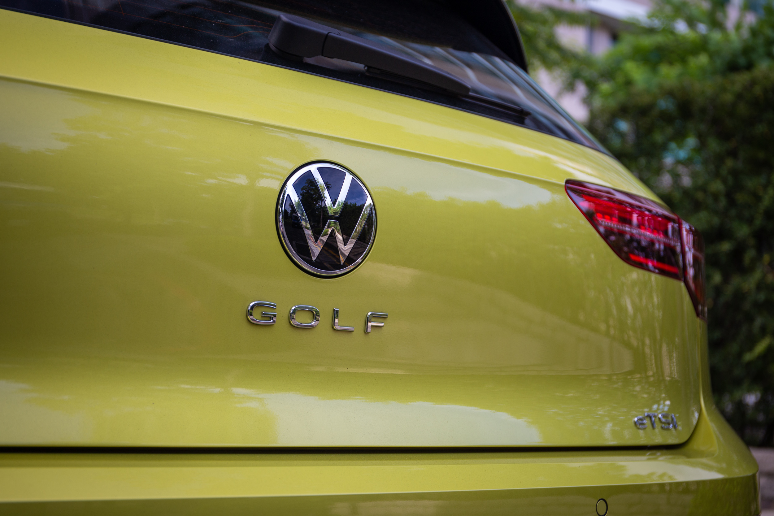 車名銘牌移至車尾中央,為當前車壇流行設計手法。