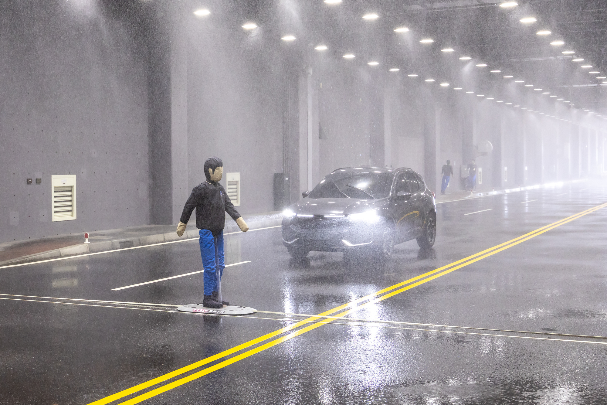 「天候環境隧道測試區」可呈現降雨、濃霧、日照與逆光等多元天候, 讓ADAS輔助駕駛功能在大雨或濃霧下進行偵測與反應測試。