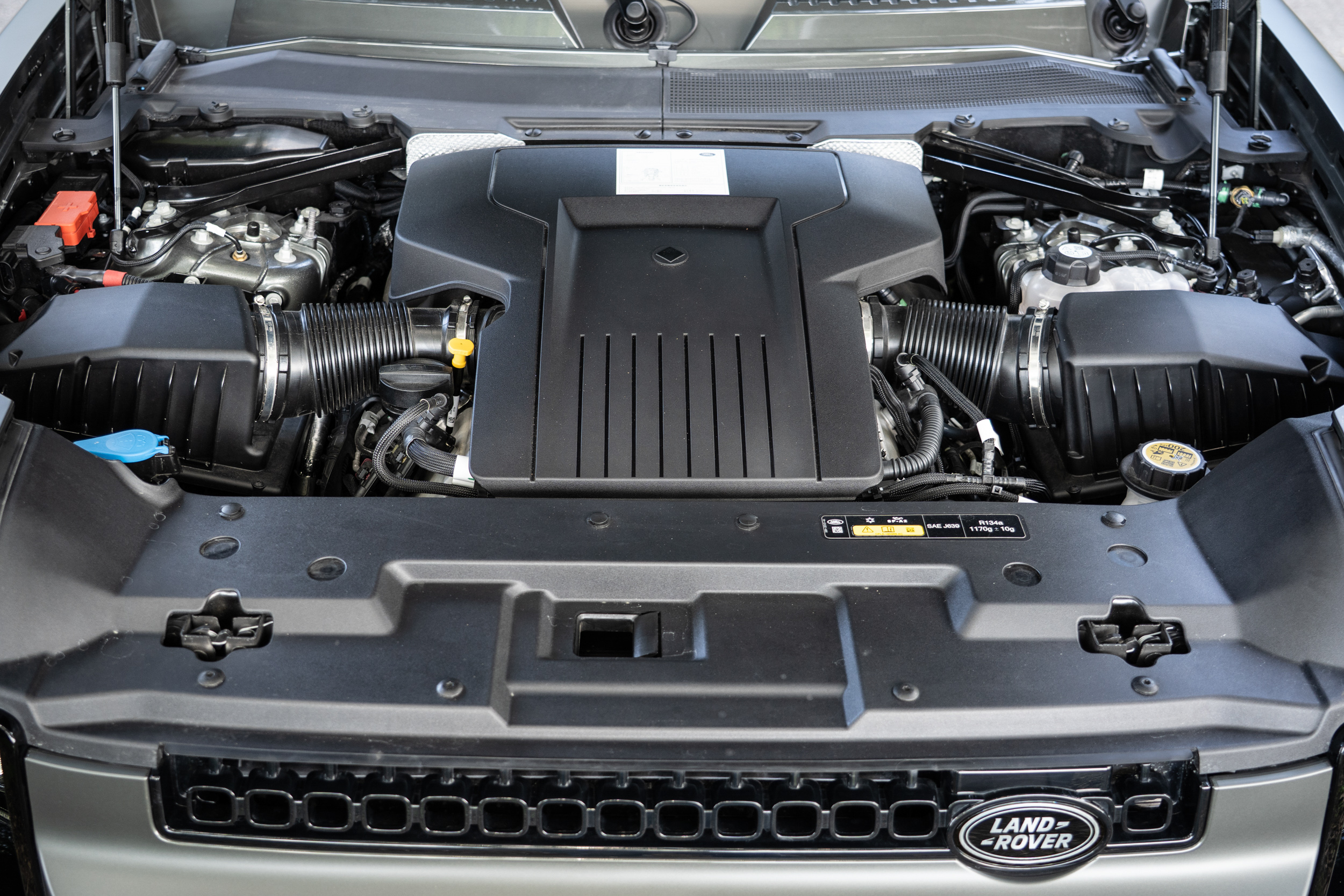 搭載源自BMW旗下的4.4升雙渦輪增壓V8汽油引擎,具備635匹最大馬力與750Nm峰值扭力輸出。