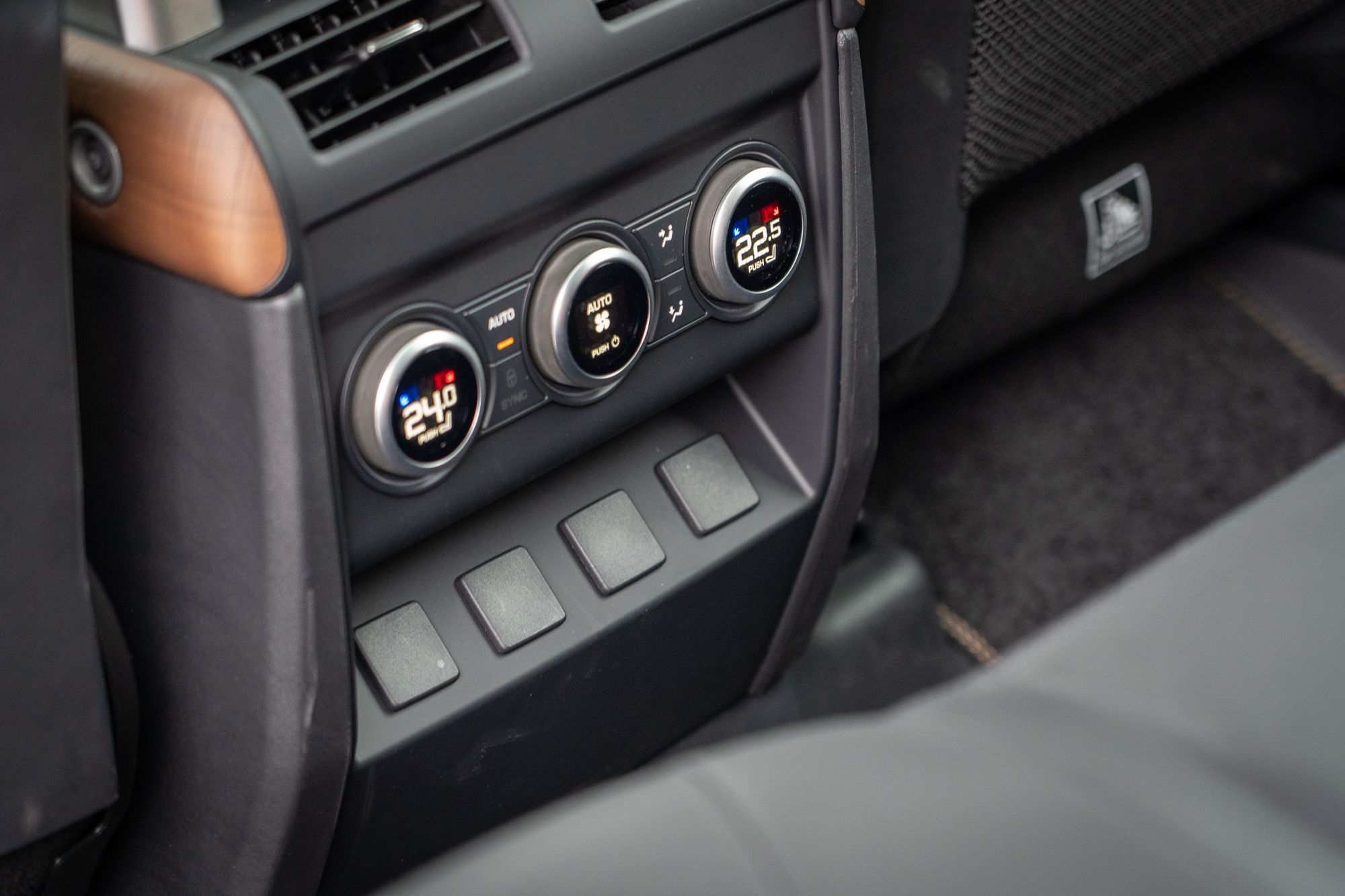 標配四區恆溫空調系統。