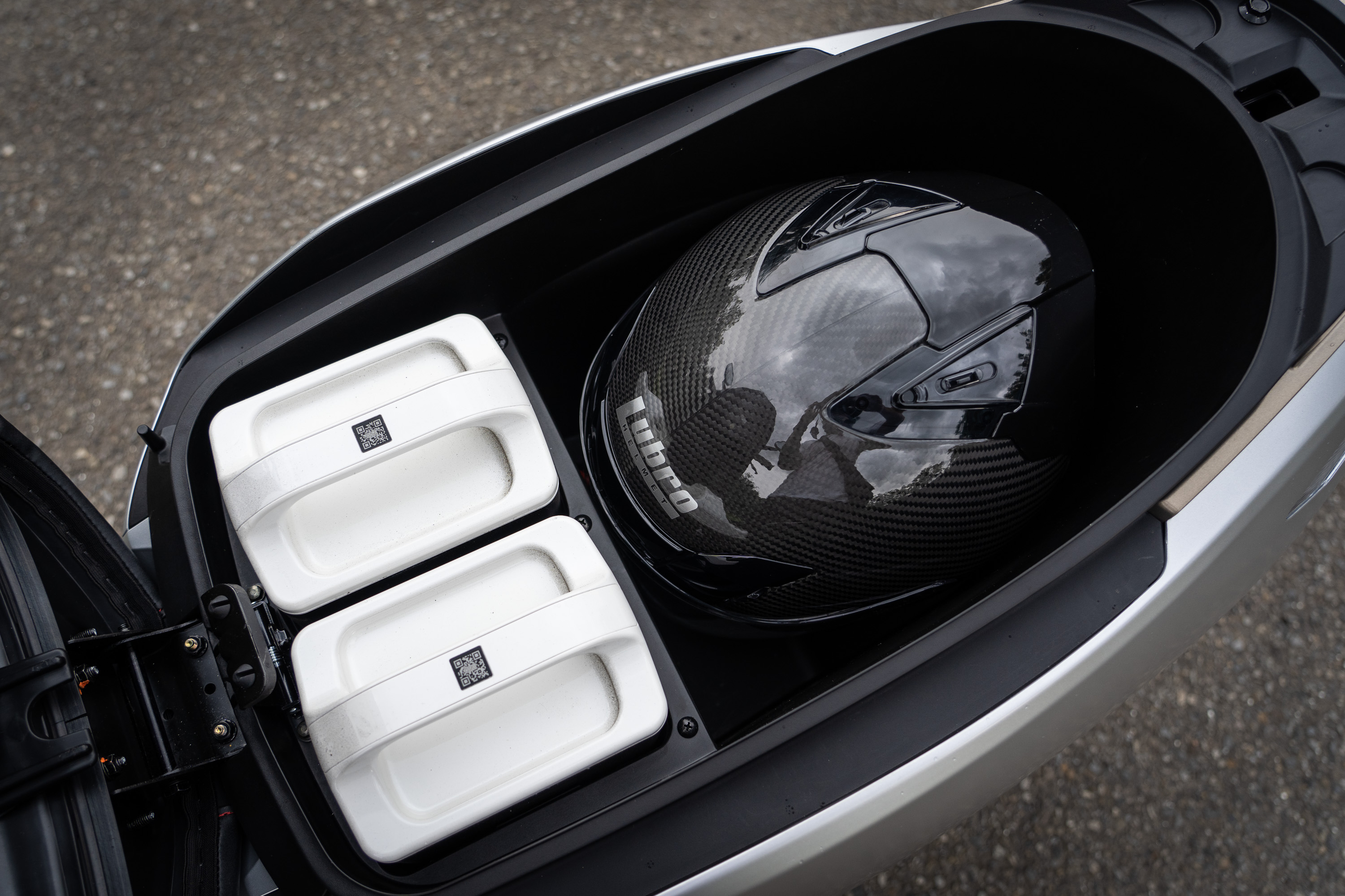 坐墊下配備兩個 Ionex 3.0 大電池,單顆電池容量為 1743Wh。