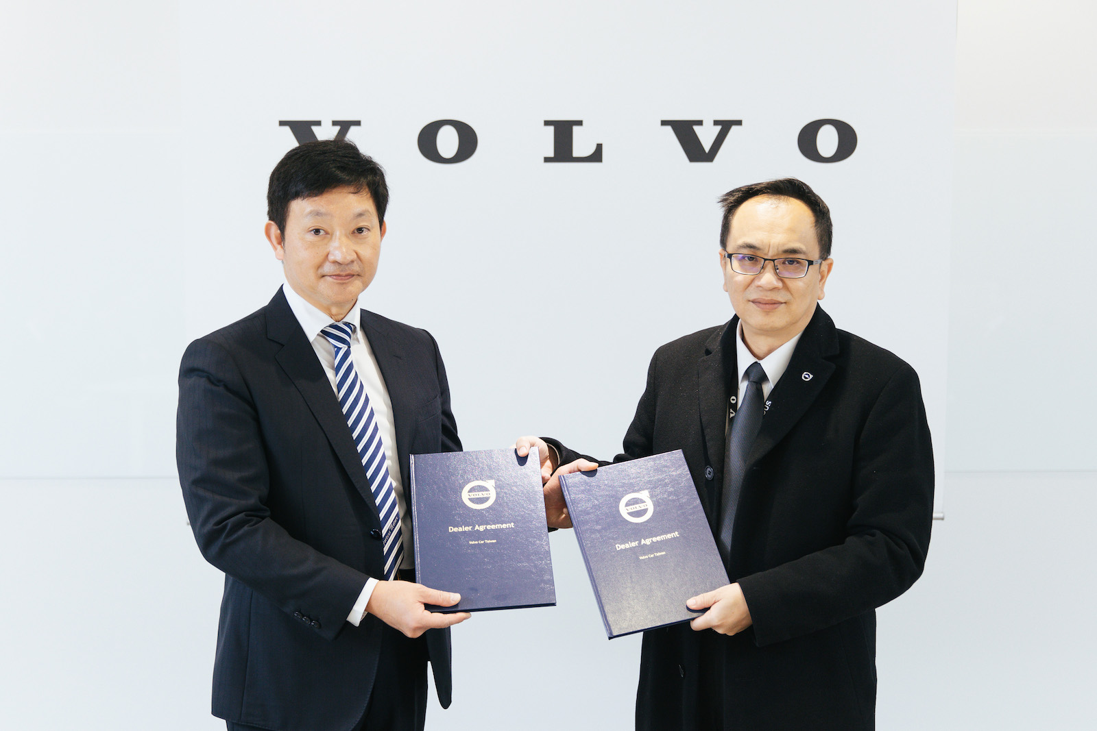 國際富豪汽車總裁陳立哲先生（右）代表歡迎匯勝汽車蔡奇峯董事長（左）加入Volvo 經銷體系。