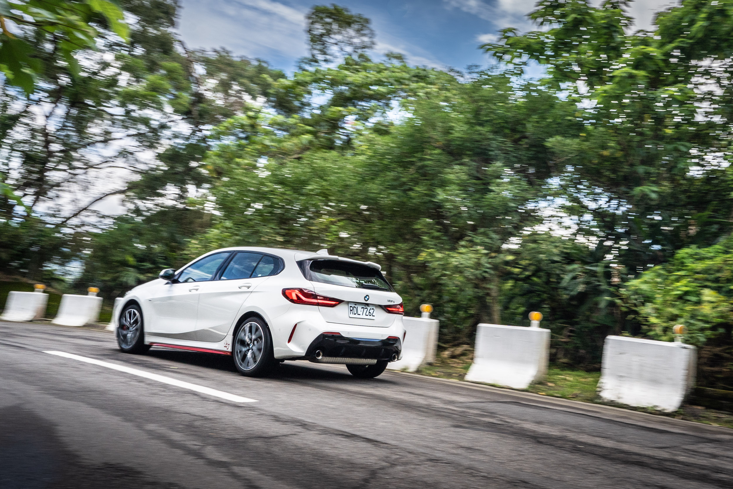 雖然採用前輪驅動的配置,但透過得宜的懸吊調校與重心分佈,沒有讓人感受過於明顯的推頭情形,但後軸表現也非傳統鋼砲的靈活與躁進,仍以平穩聽話為主。