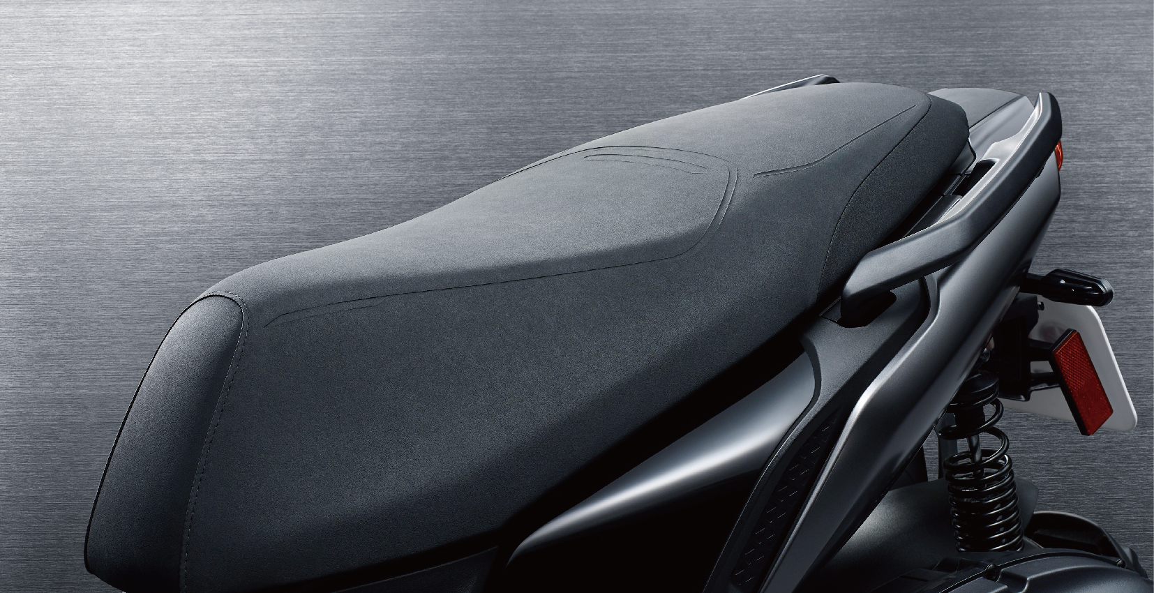 椅墊部分也維持與 Force 2.0 差不多的配置,強調著運動氛圍。