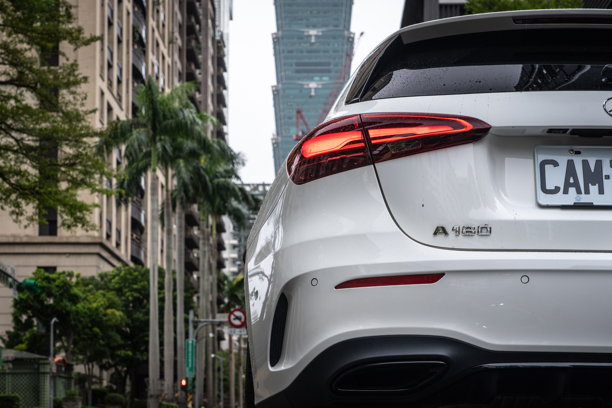 試駕車款為Mercedes-Benz A180進化版，建議售價為新台幣184萬元起。