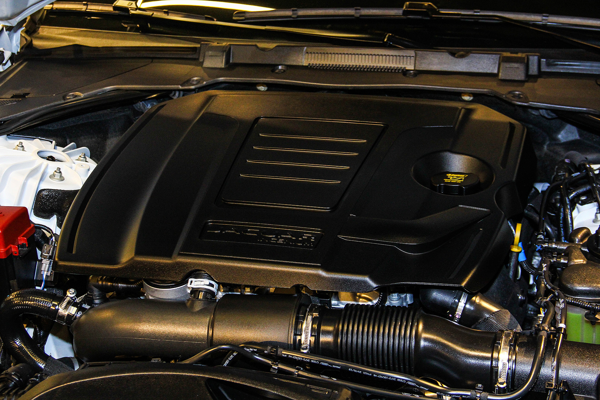 小改款 XE 的動力組成由兩款 2.0 升 Ingenium 汽油引擎擔綱。
