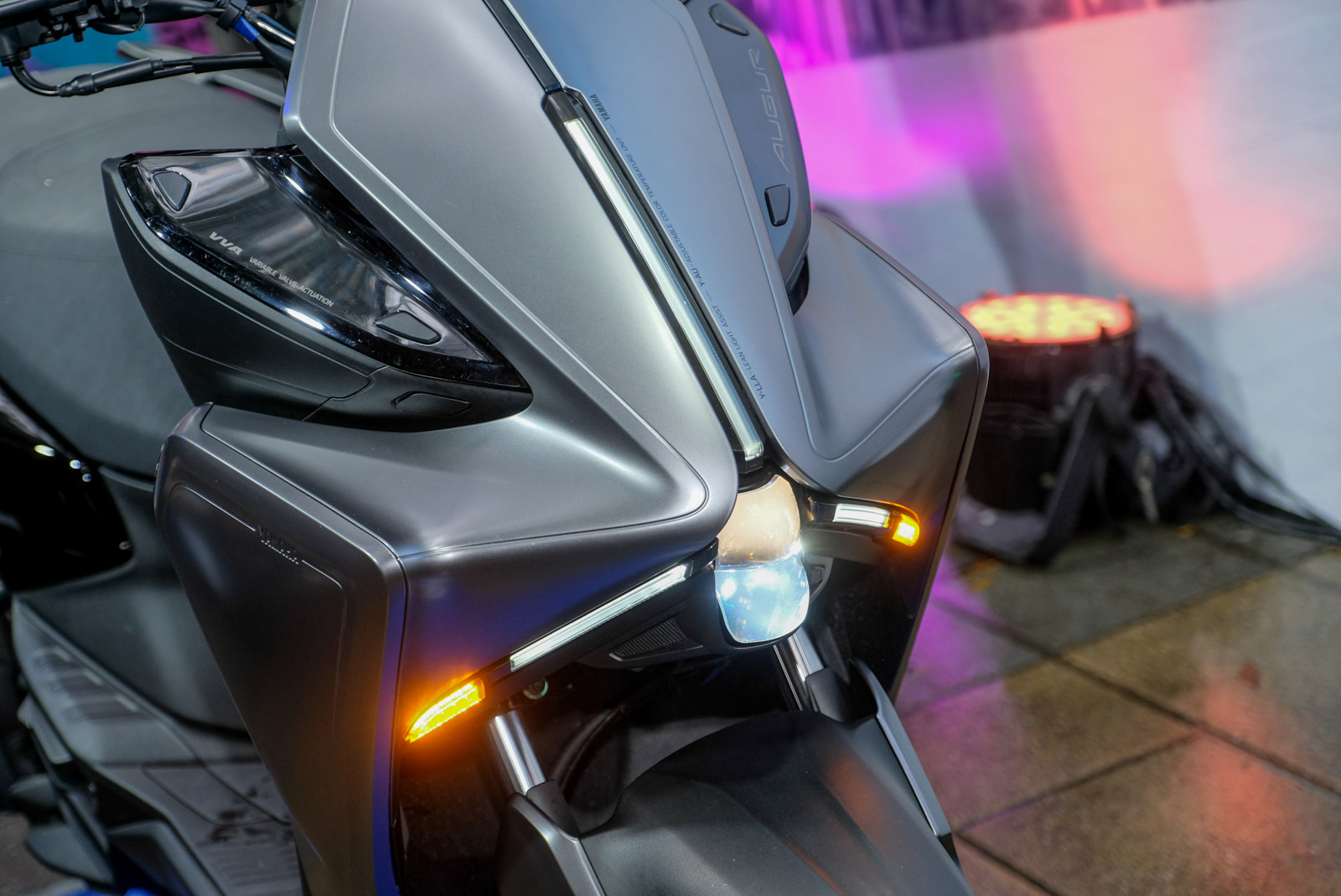 頭燈組是這輛車的科技精華所在,擁有色溫控制之外還有轉向輔助照明。