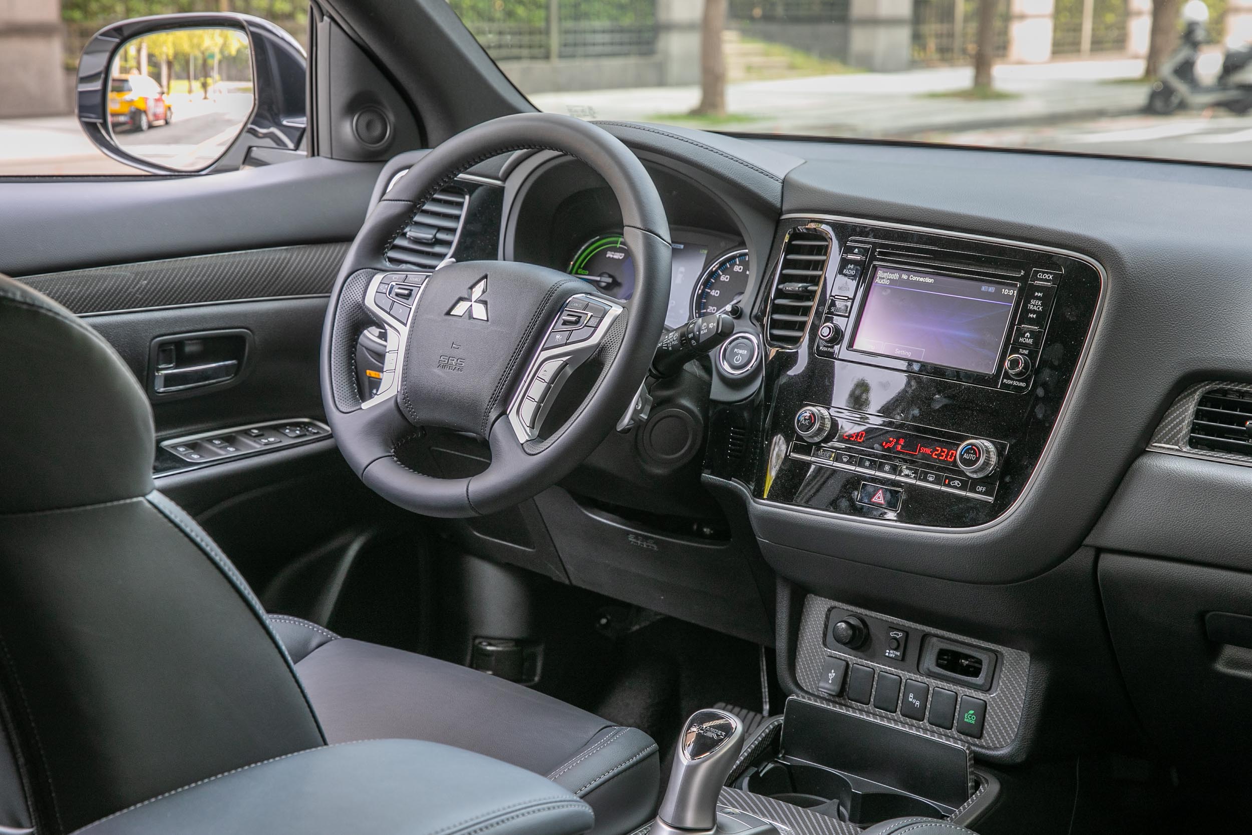 整體的車內佈局與一般 Outlander 大抵相同。