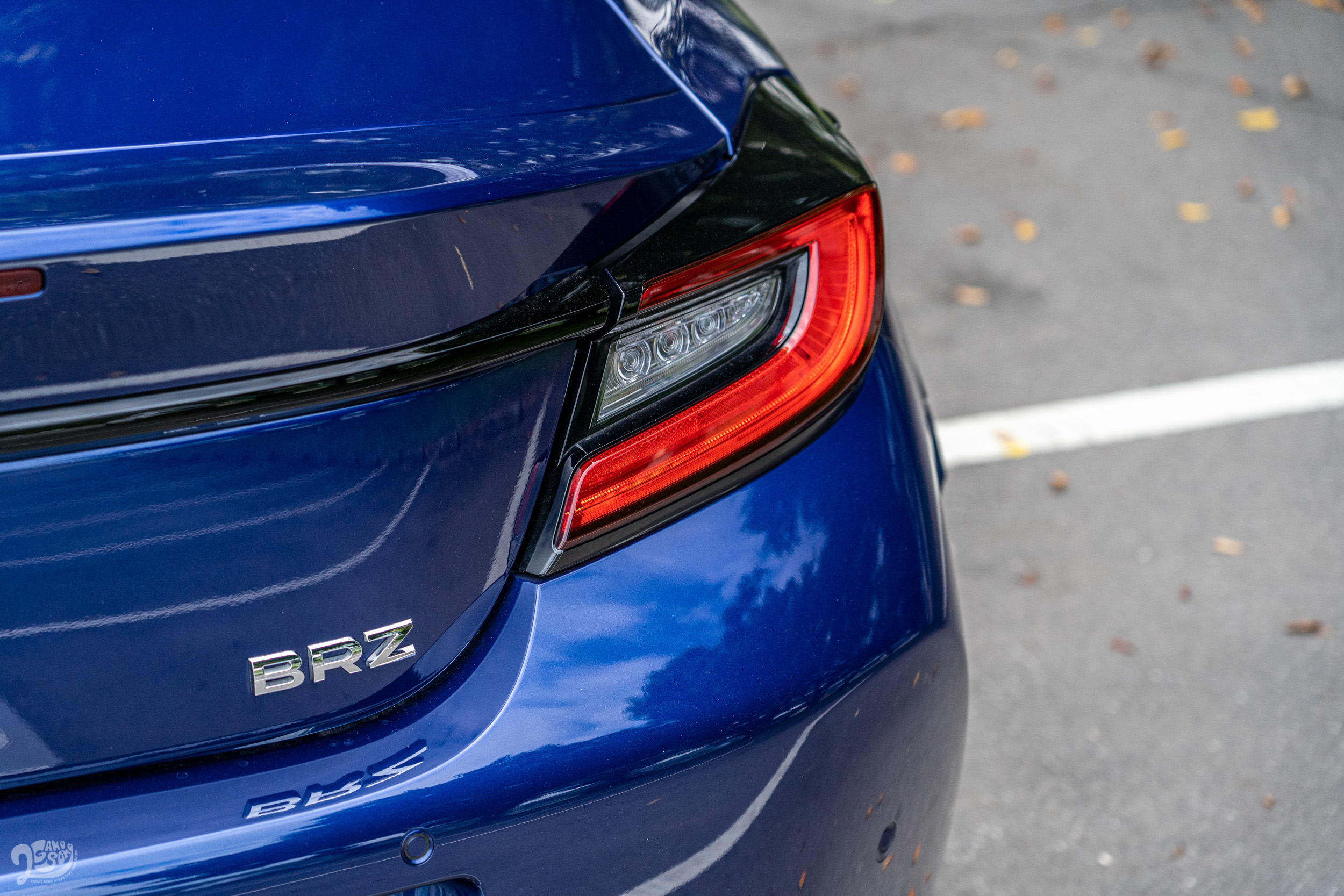 鴨尾採整合式設計,視覺上的一體性更高。