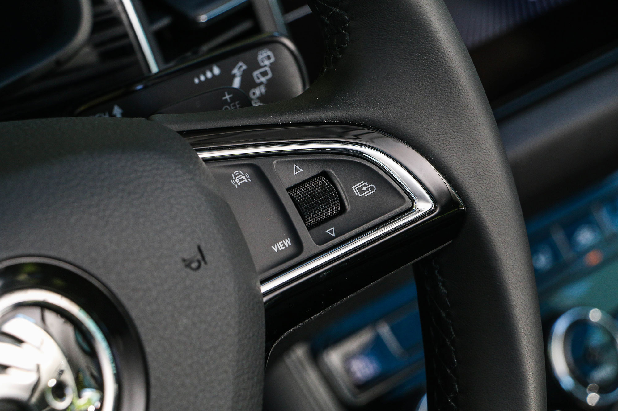 透過方向盤上的駕駛輔助系統快捷按鈕，就可叫出設定選單，選擇想要開啟的駕駛輔助系統。