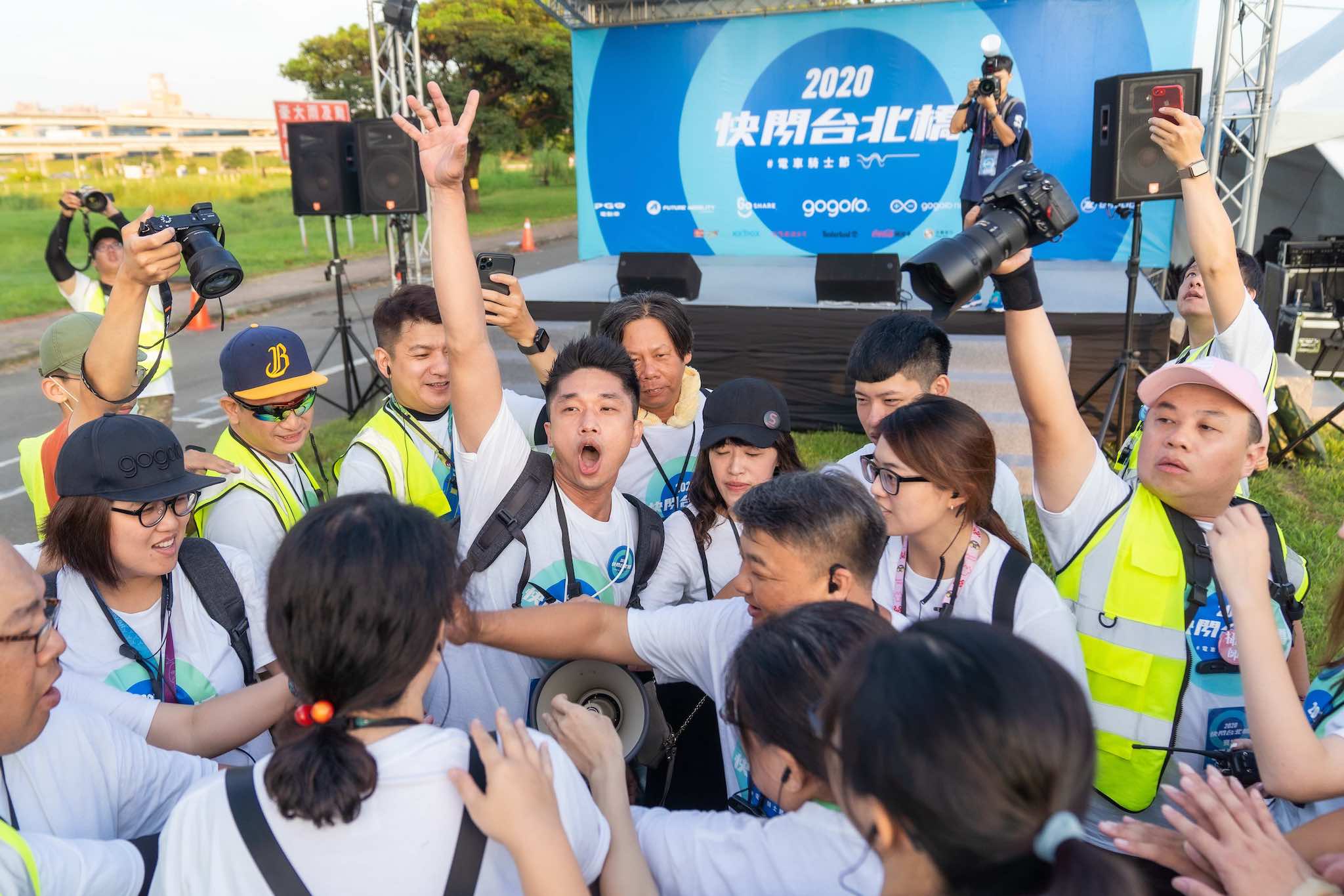 Gogoro 快閃台北橋活動，每年都有為數眾多的志工團參與籌辦，今年的志工團將近 100 人，再創歷史新高。