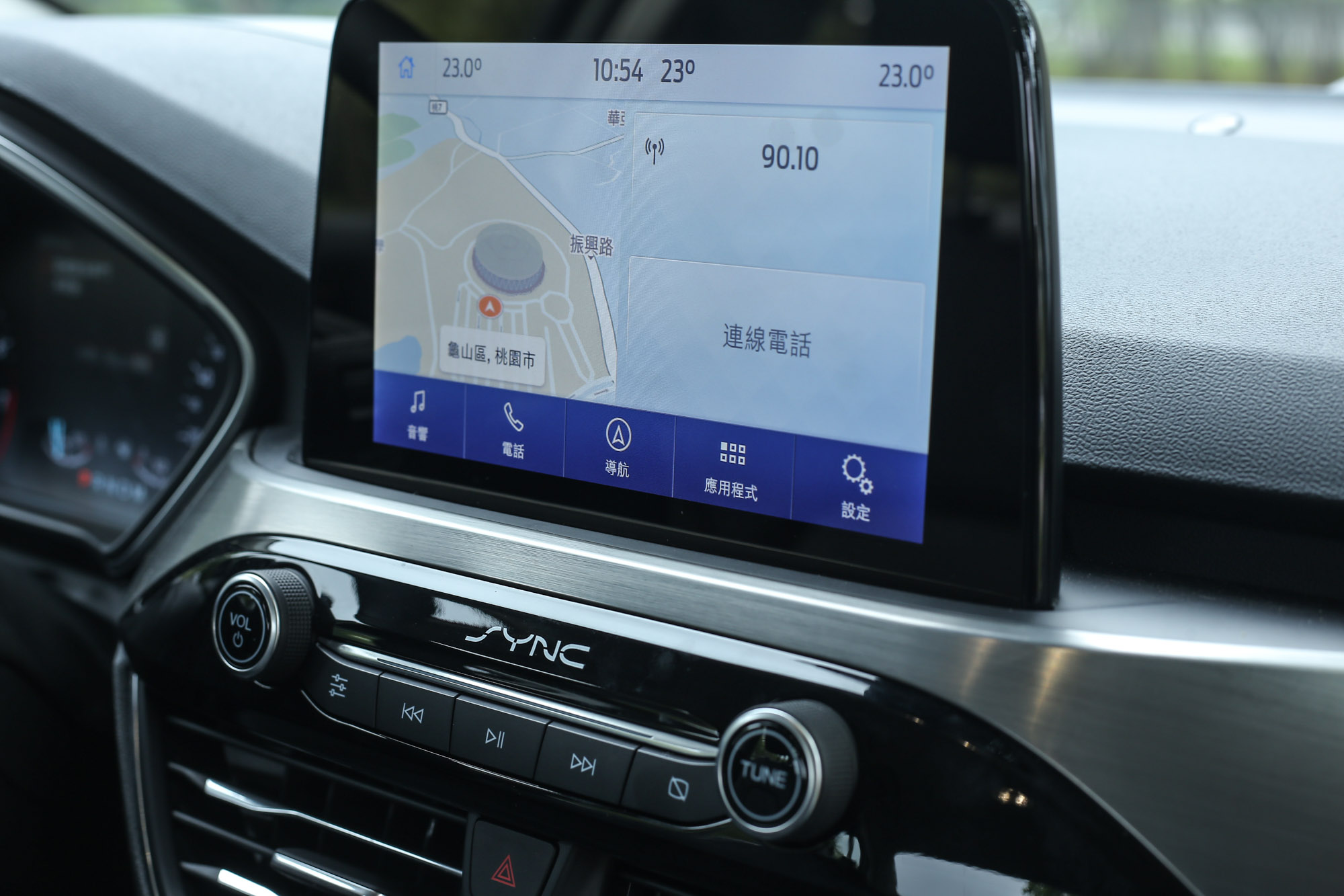 8 吋懸浮式全彩 LCD 觸控螢幕整合 SYNC®3 娛樂通訊整合系統 ，Apple CarPlay 與 Android Auto 功能皆配備。
