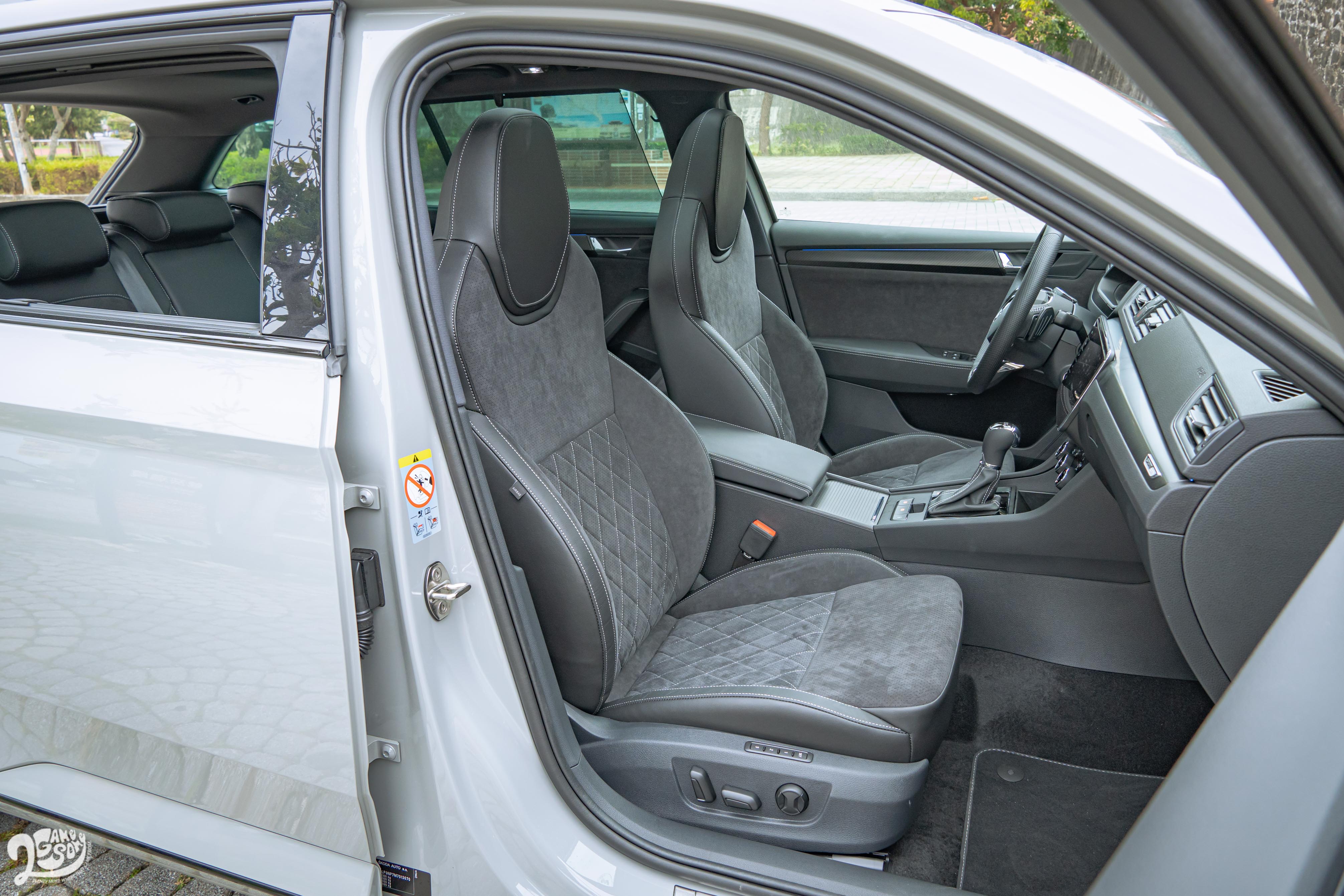 前座都標配八向電動調整、三組記憶功能,以及電熱功能。