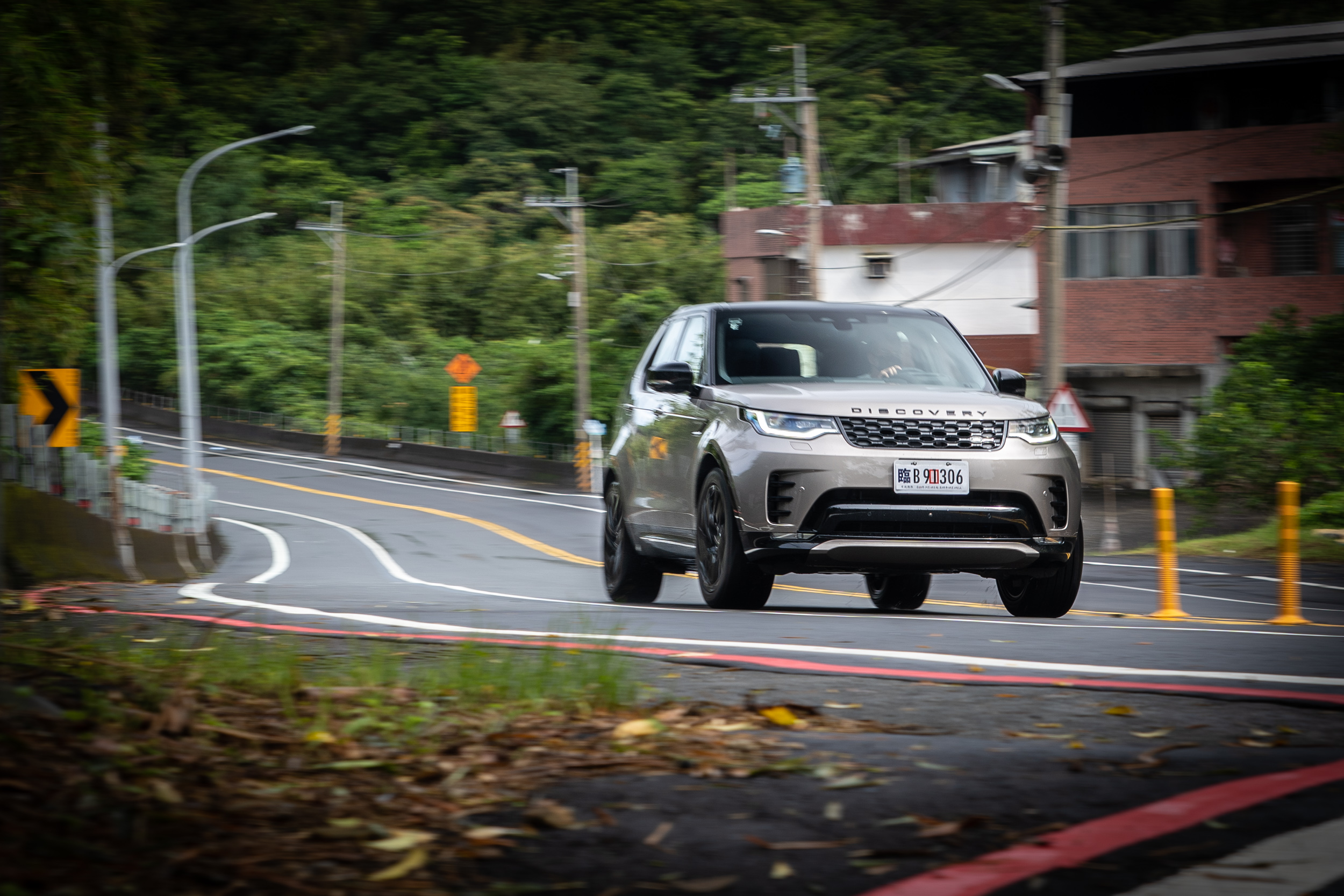 行路質感相當優異,透過氣壓式懸吊有效的過濾道路坑洞。