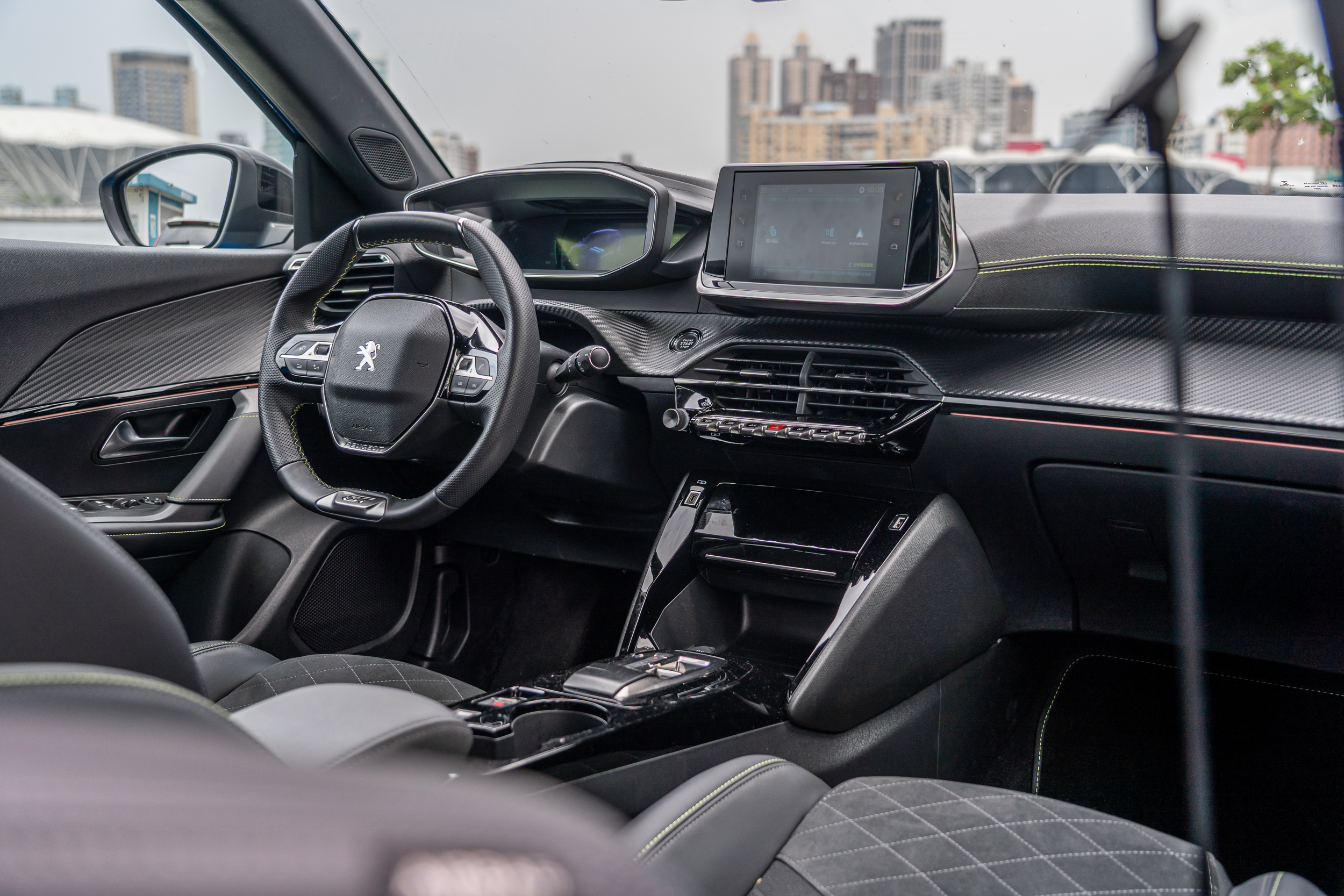 e-2008 內裝採 PEUGEOT 家族化設計語言,除擁有風格獨具的設計鋪陳,質感放眼同級更是優異。