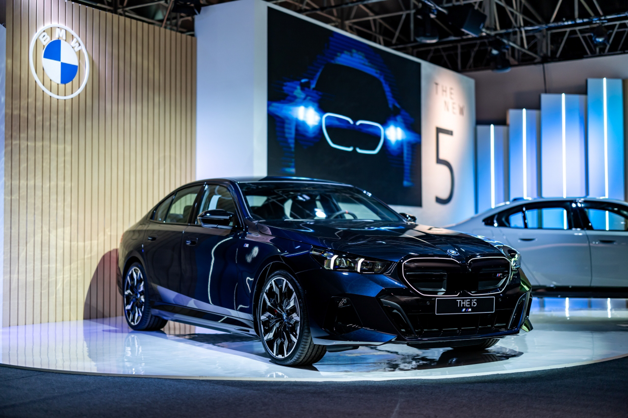 援引M家族基因的i5 M60 xDrive,配備專屬全黑化搭配專屬M標誌的M橫幅式水箱護罩、M雙肋型後視鏡、內部飾條黑化處理的燻黑造型頭燈、黑色M擾流尾翼以及立體造型後下擾流。