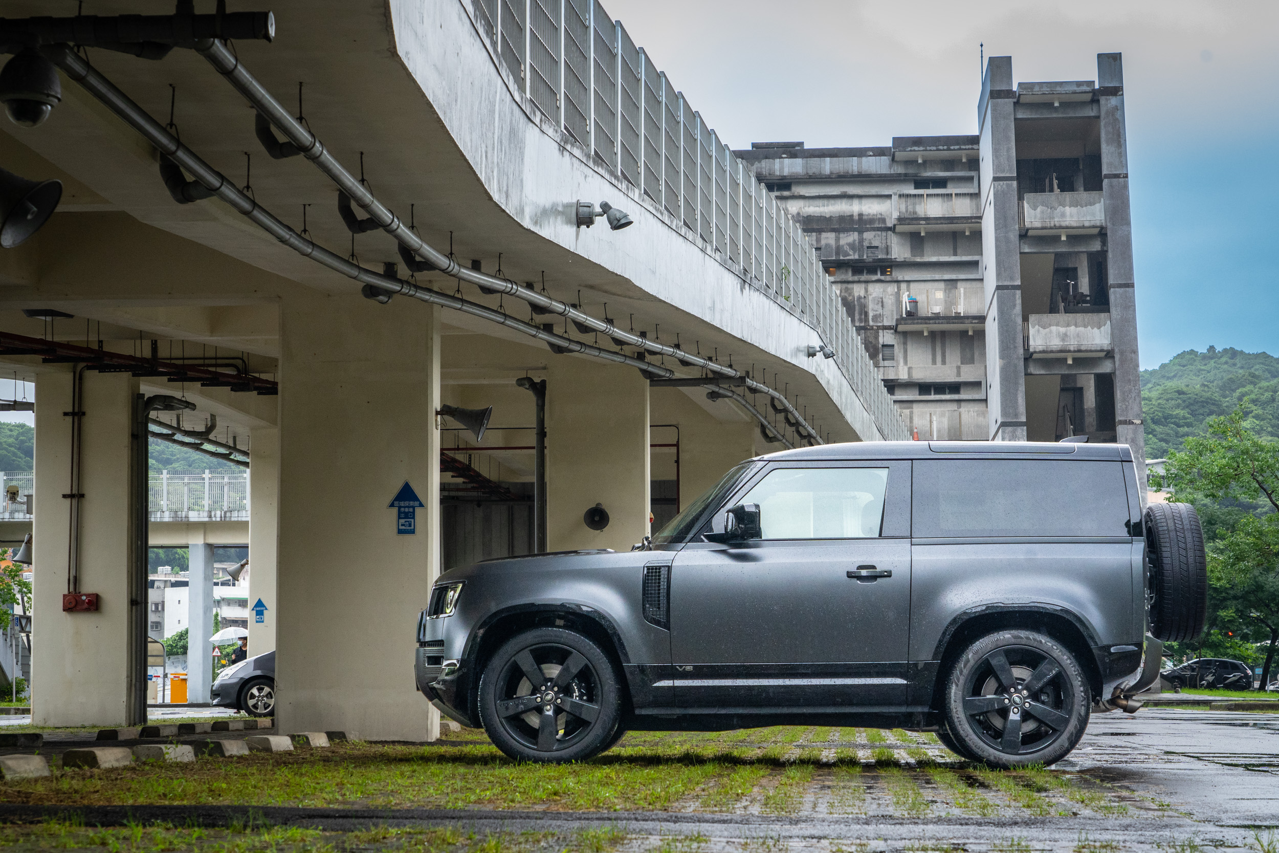 Defender 90 V8 Carpathian Edition 擁有 38/31/40 度的越野黃金三角。