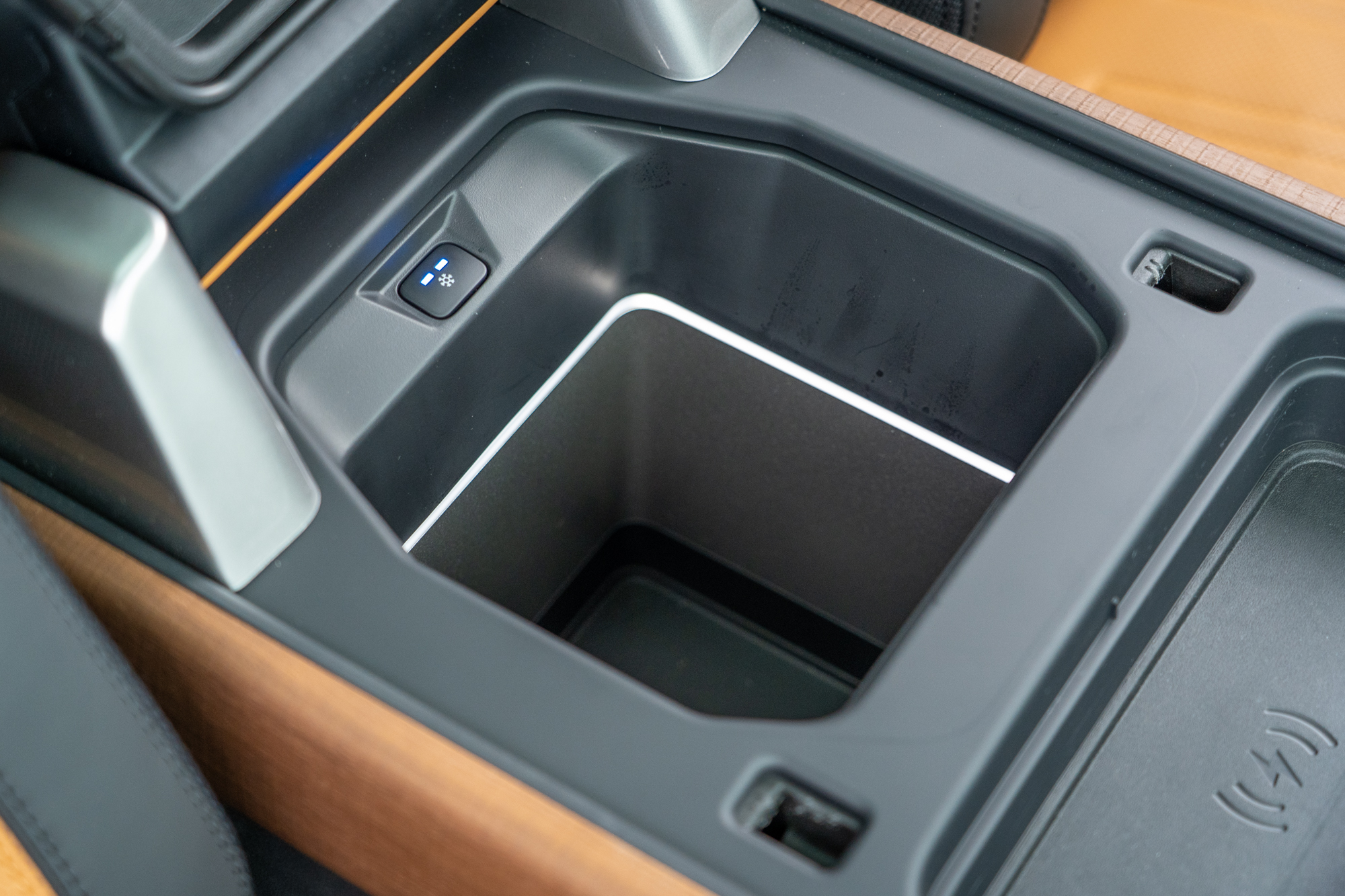 中央扶手下置物空間具備製冷功能。