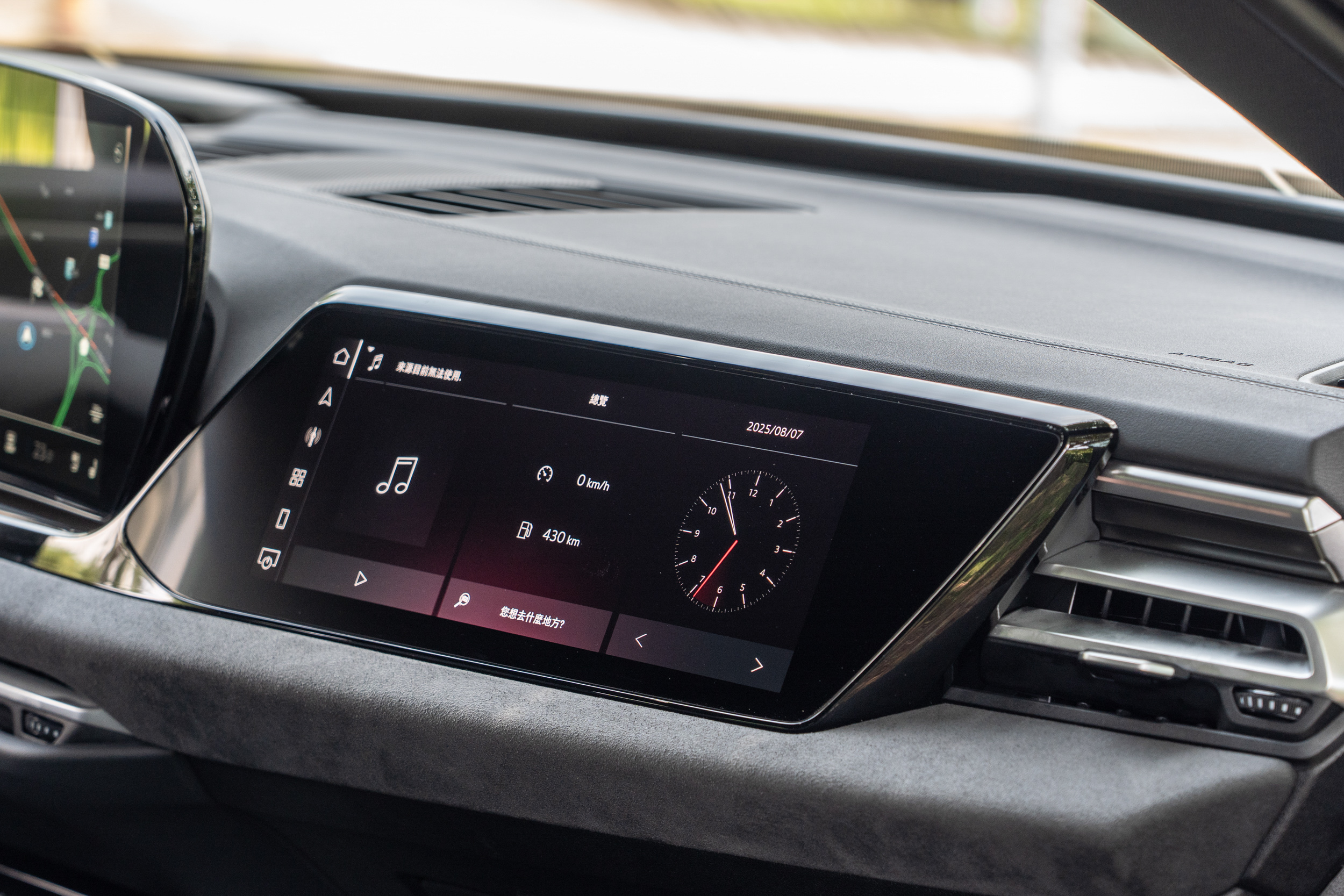 副駕駛側資訊娛樂系統列標配項目。