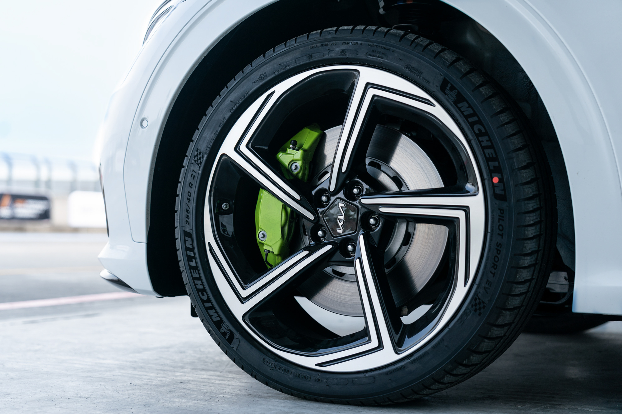 螢光綠是Kia GT性能子品牌的專屬配色，在EV6 GT也大幅使用此元素。