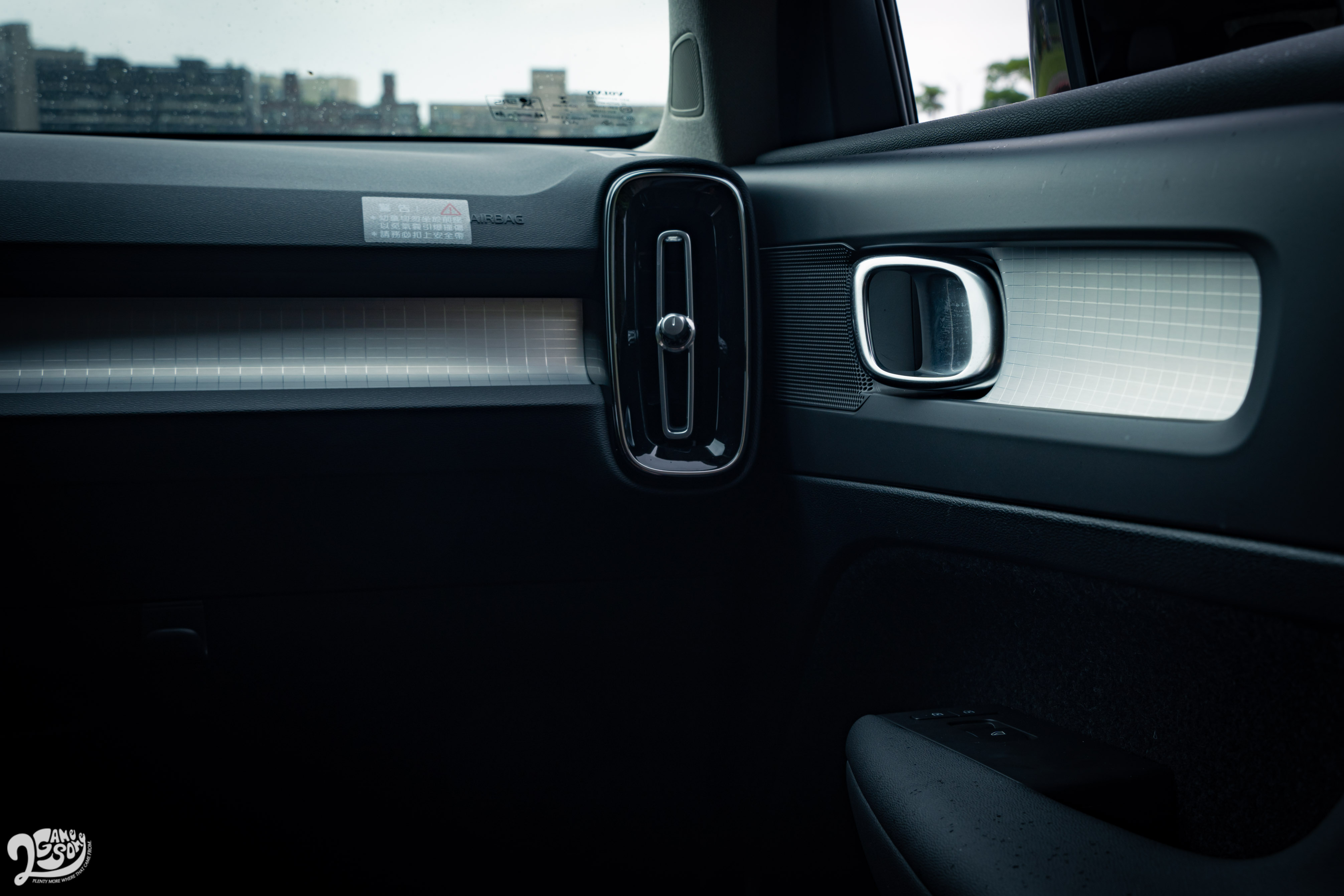 雖為入門車型,但內裝格紋飾板也不失質感。