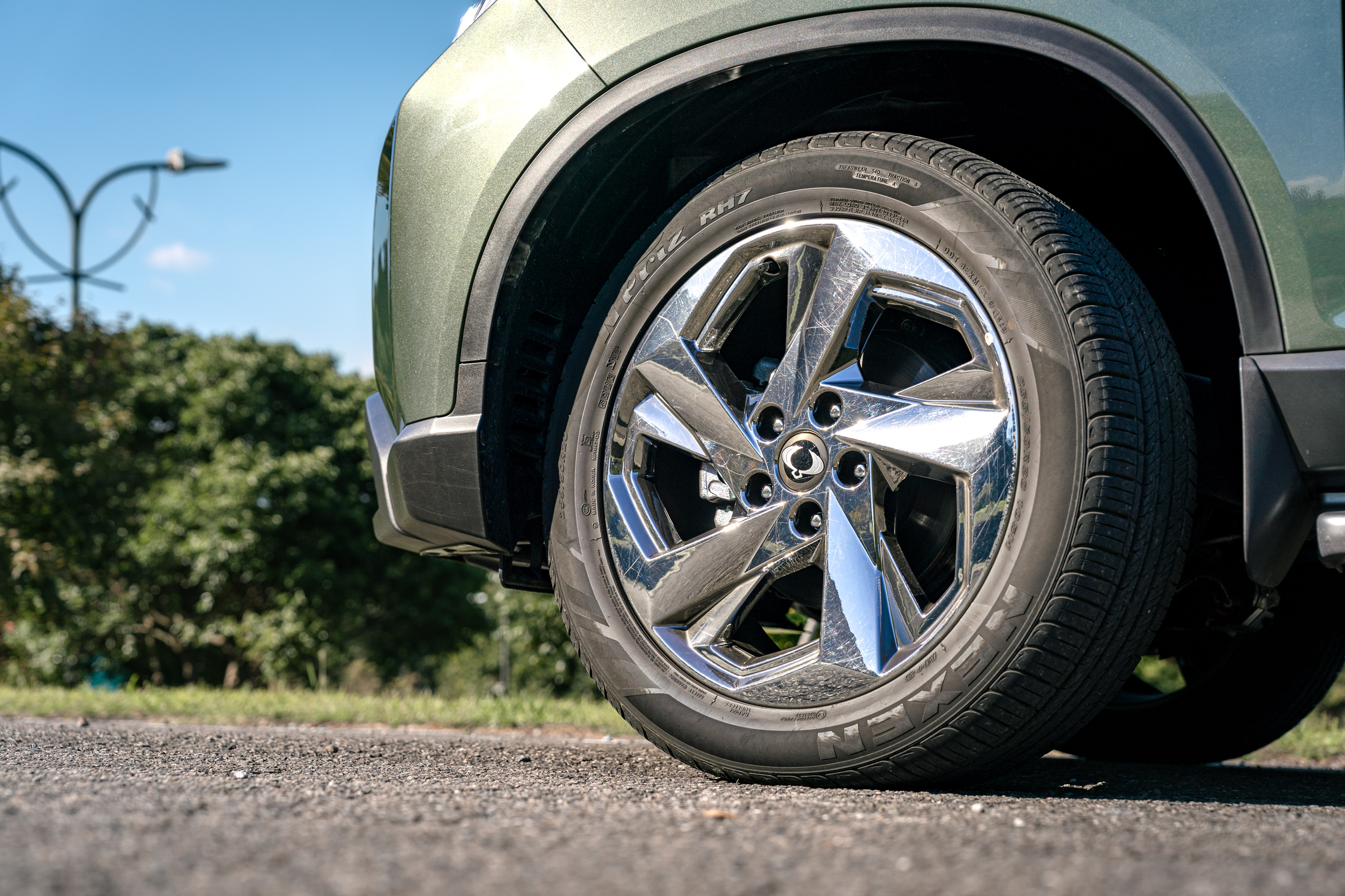 新年式標配的20吋旋刃式鋁圈在陽光下格外耀眼,征戰四方的痕跡也表露無疑。