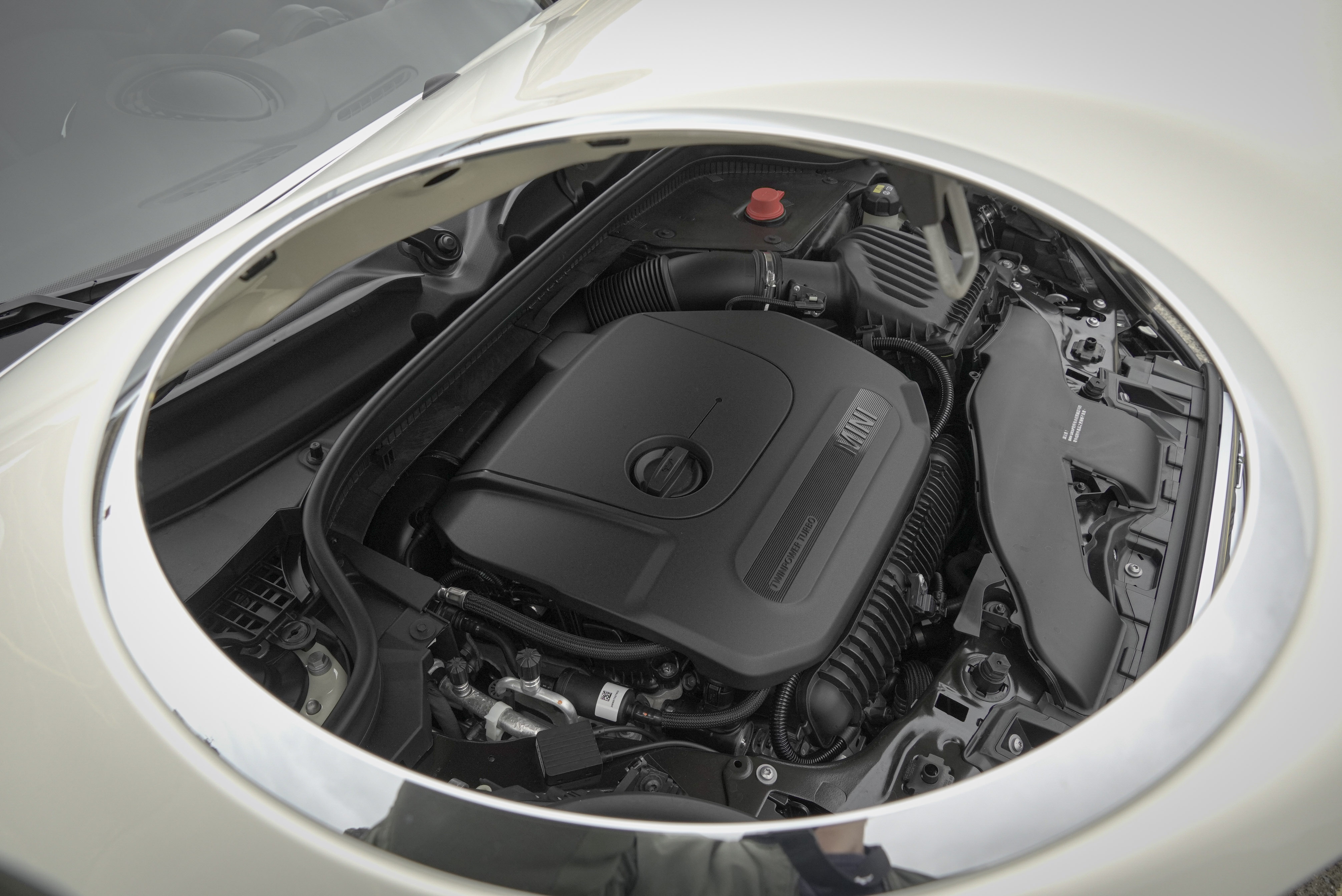 Cooper S 的 2.0 升 TwinPower Turbo 四缸渦輪引擎可帶來 192 匹馬力、280 Nm 扭力，0-100 km/h 加速可於 6.8 秒內完成。