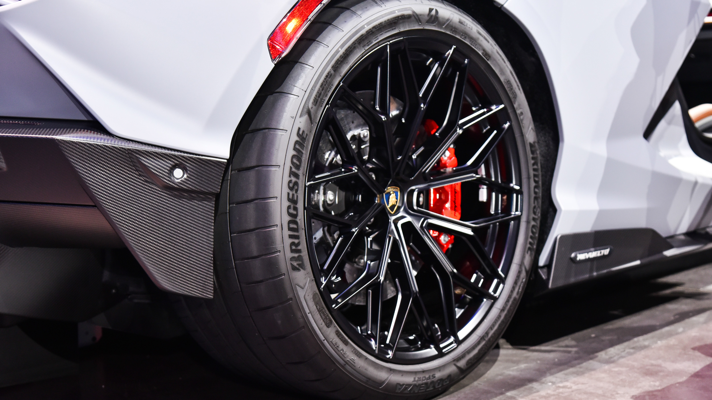 日本普利司通聯盟 Lamborghini 官方技術合作夥伴，Potenza Sport 為 Revuelto 指定用胎