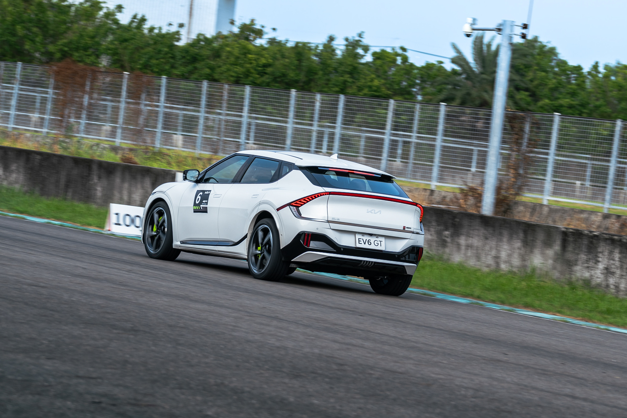相較於傳統大動力油車,EV6 GT或許進彎速度無法相提並論,但藉由加速優勢,仍可以在賽道做出優異成績。