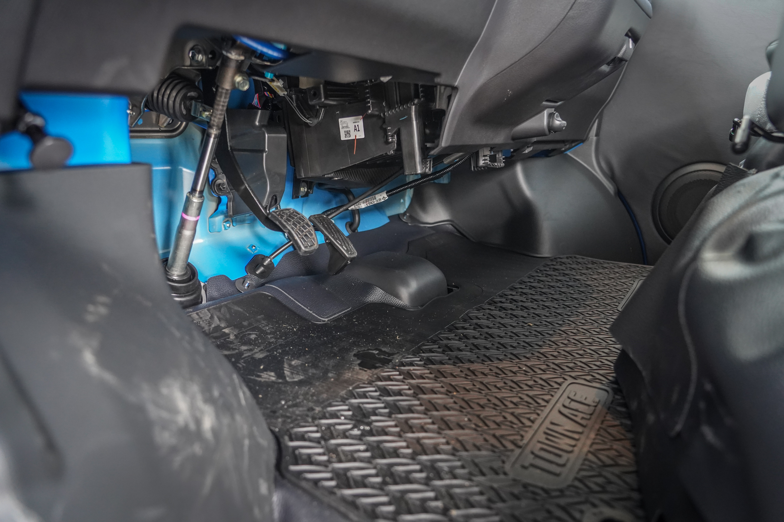 懸浮式中控台提供左右連通的腿部空間。