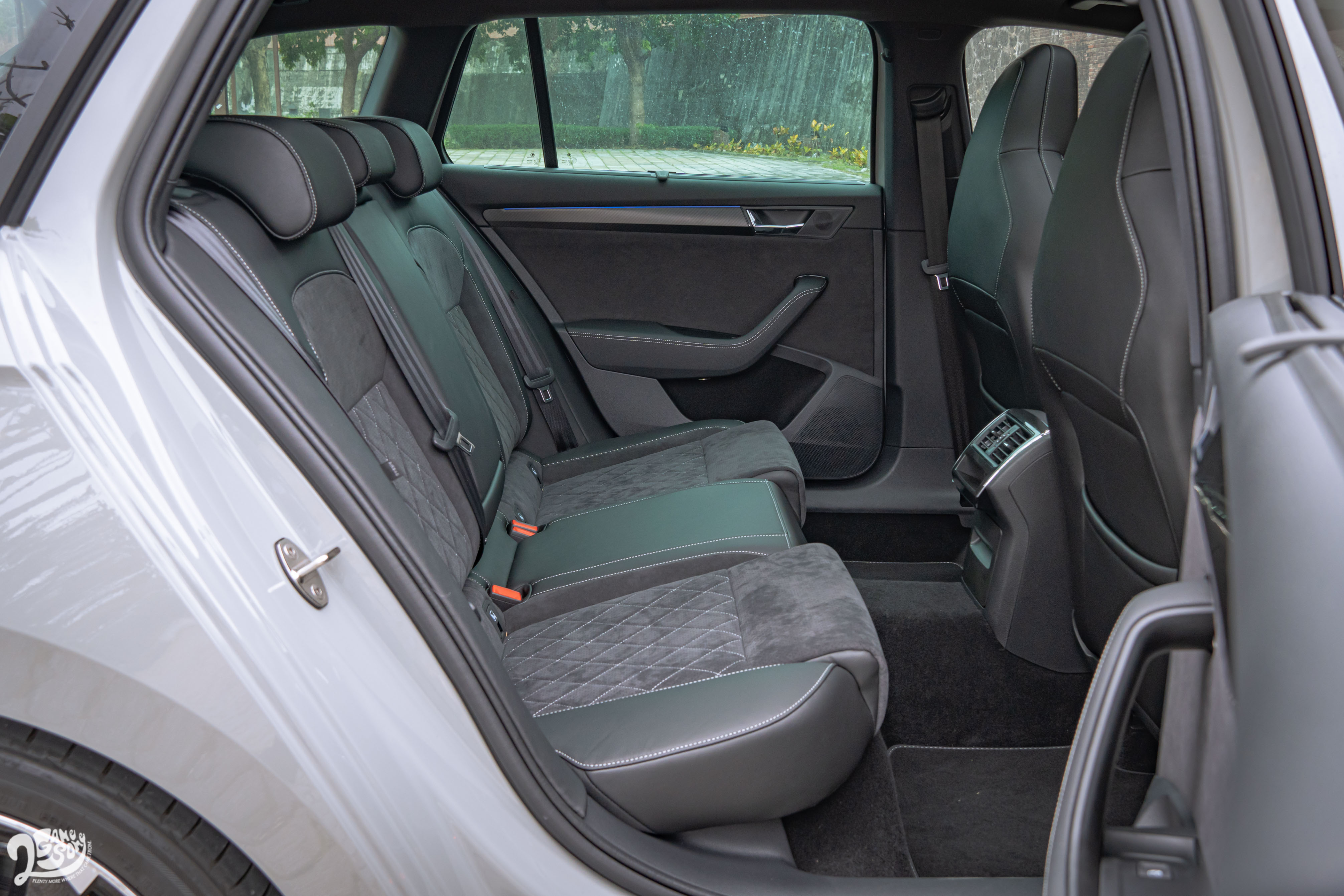Combi 與 Limo 共享 2.8 米的軸距,乘坐在後座一點也不拘束,膝部空間也不需要用幾個拳頭去計較;但礙於四驅系統,中央隆起難免犧牲第五名車客的舒適。