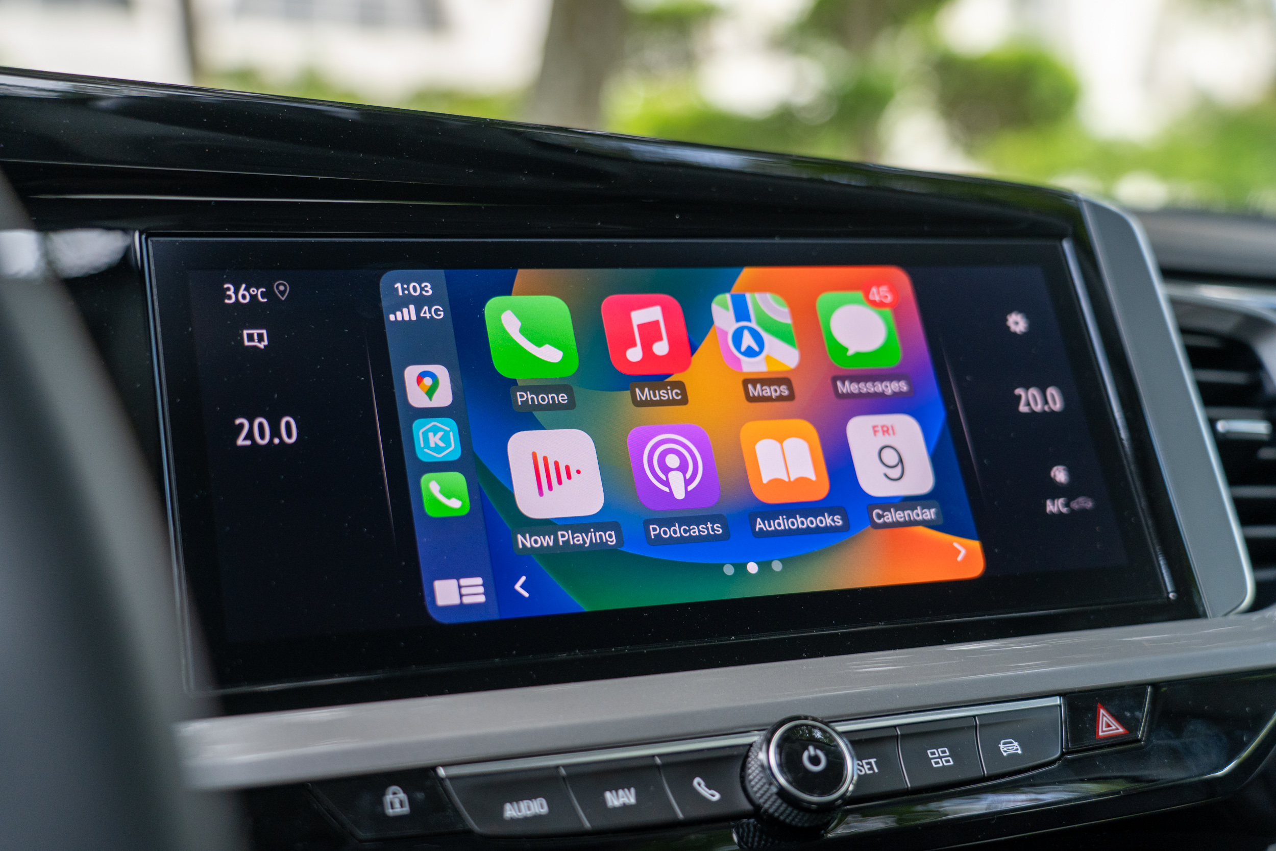 中央觸控幕雖為 10 吋,但個人覺得若把旁邊黑框佔比縮小會好很多。