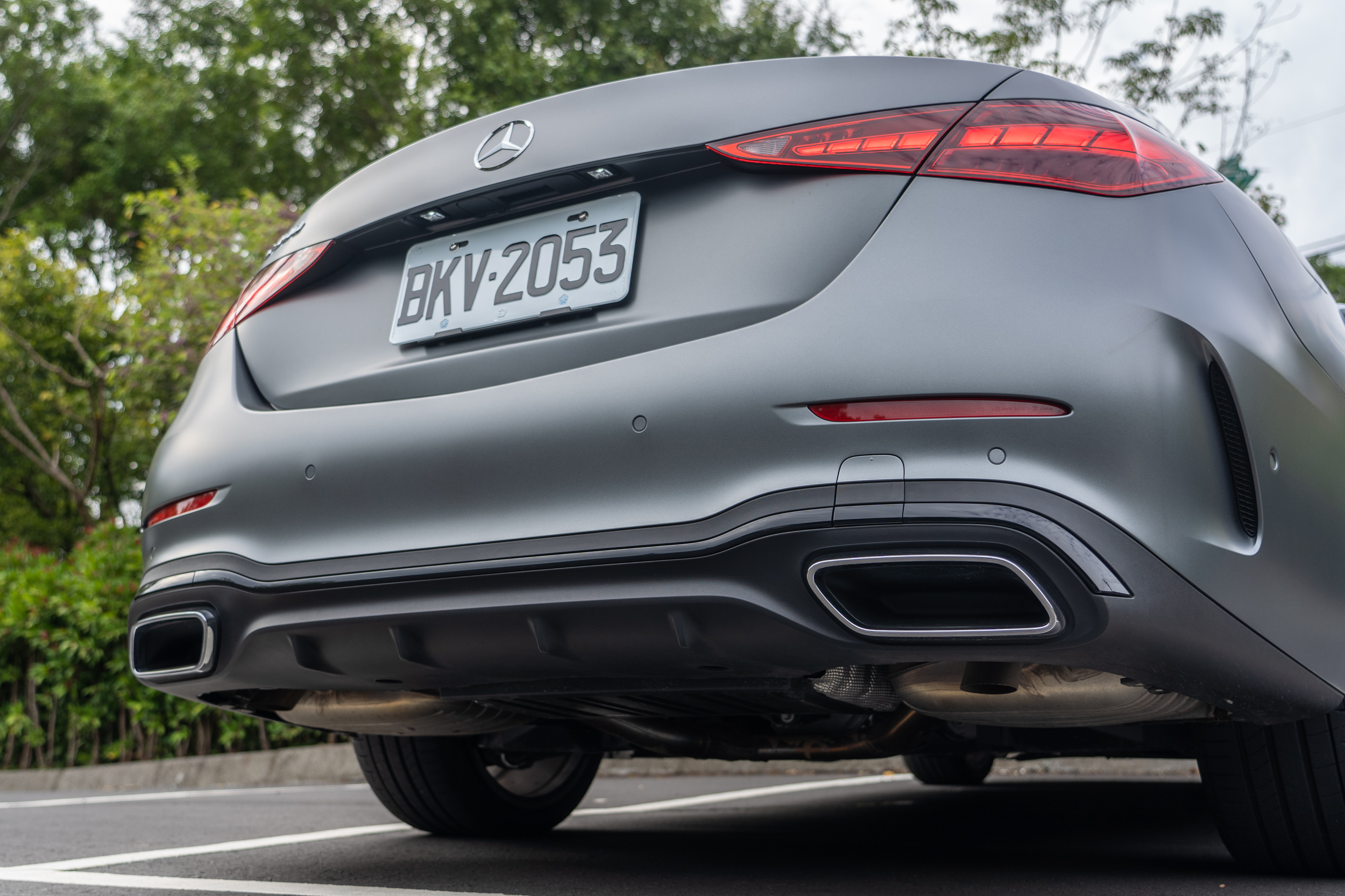 雙側鍍鉻排氣尾飾管,但真正的排氣尾管隱藏在車體下方。