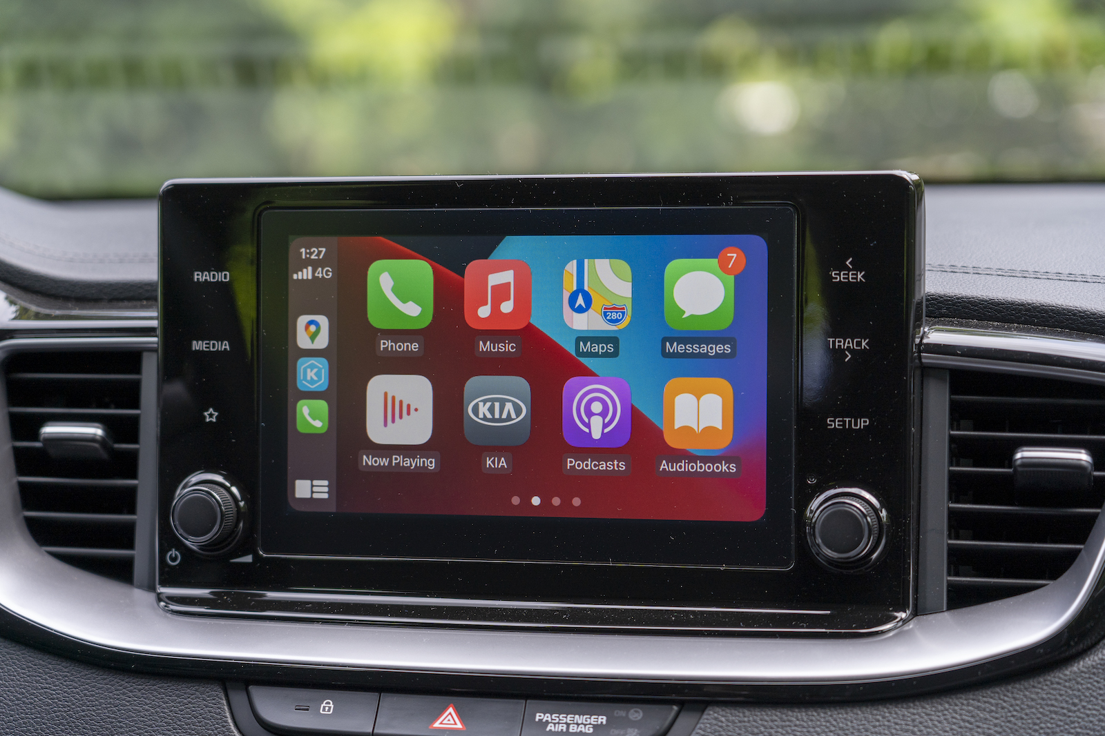 結合 Apple CarPlay / Android Auto 手機互聯系統,添增使用便利,也稍微解決了車機無中文介面的問題。