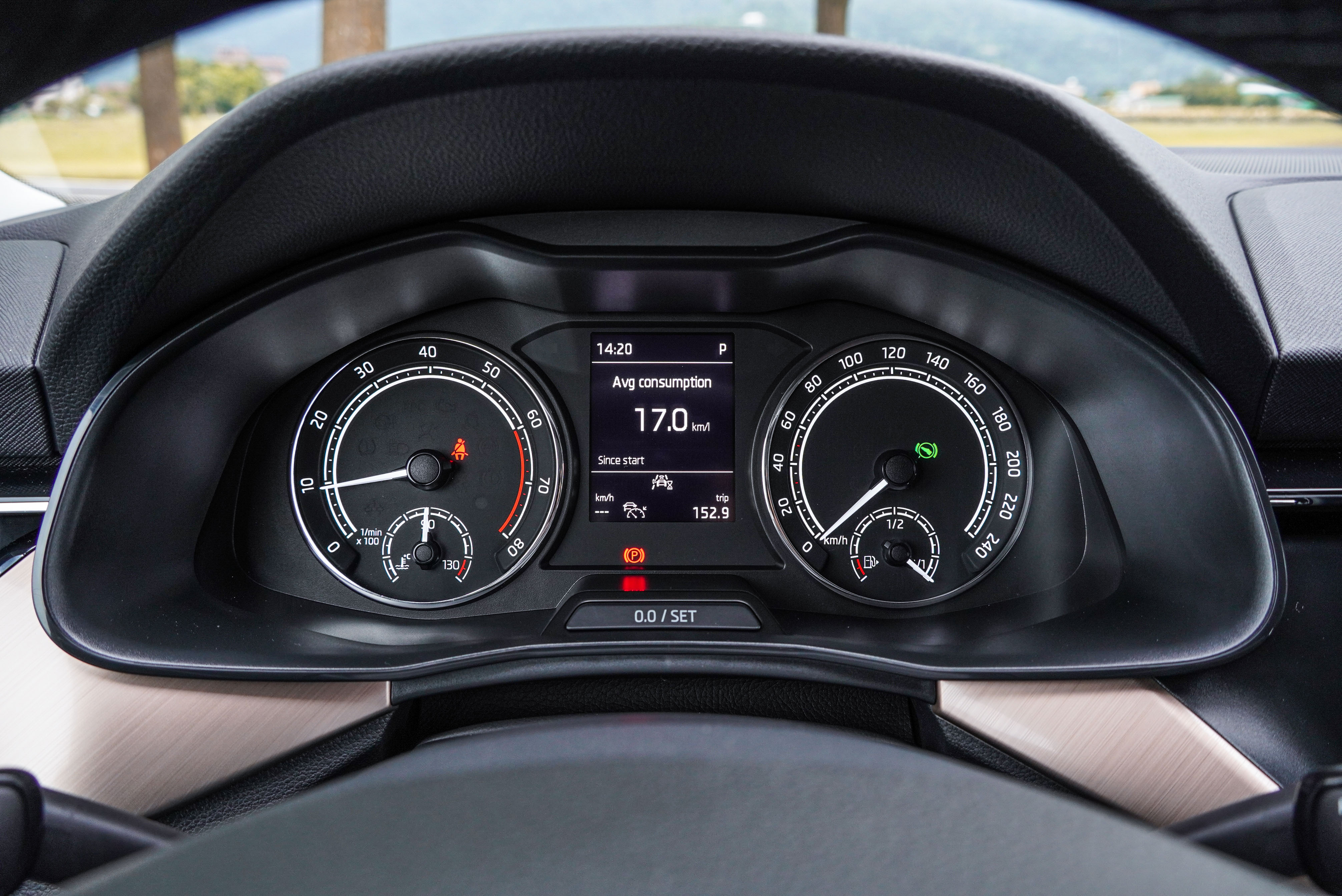 傳統指針儀表中央資訊幕可顯示油耗，也能夠顯示跟車系統圖資，另可加 30,000 元選配數位儀表。