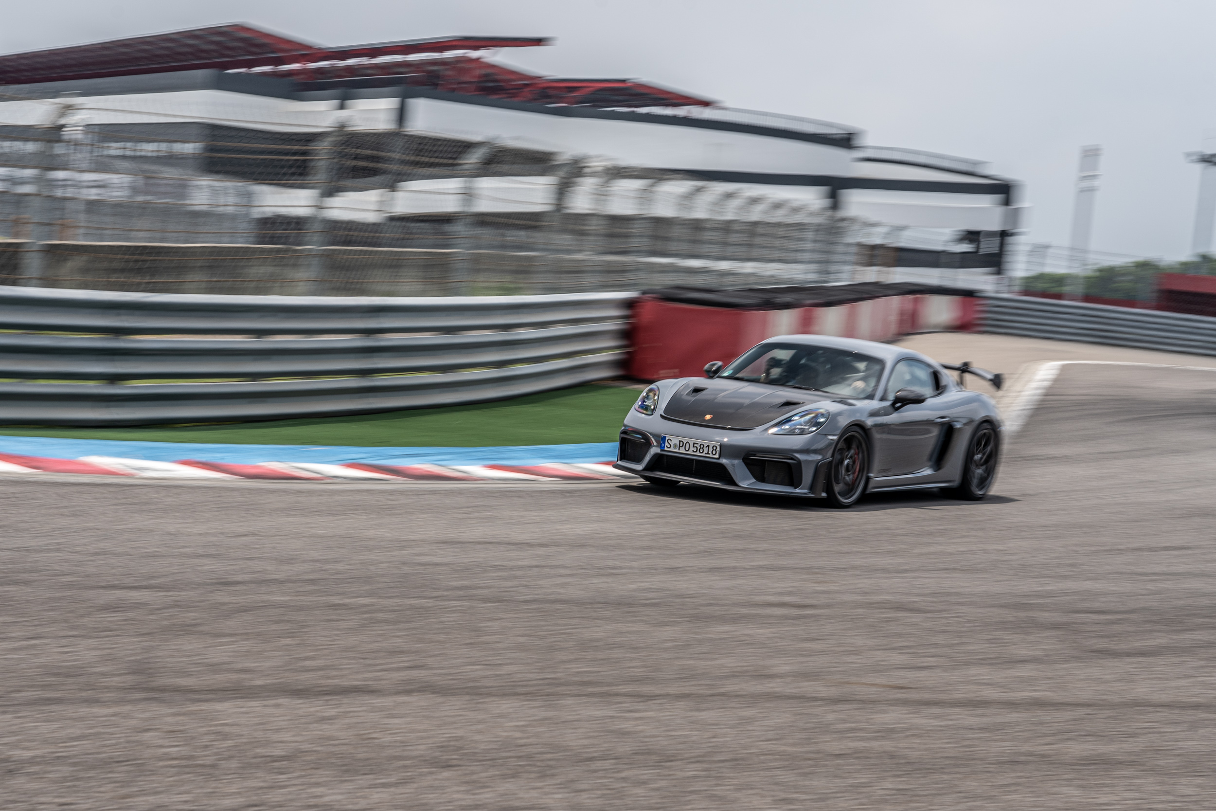 動輒7千轉甚至最高逼近9千轉的引擎聲浪,在高亢時的嘶聲裂吼,是駕駛過程中最讓人難忘的天籟。