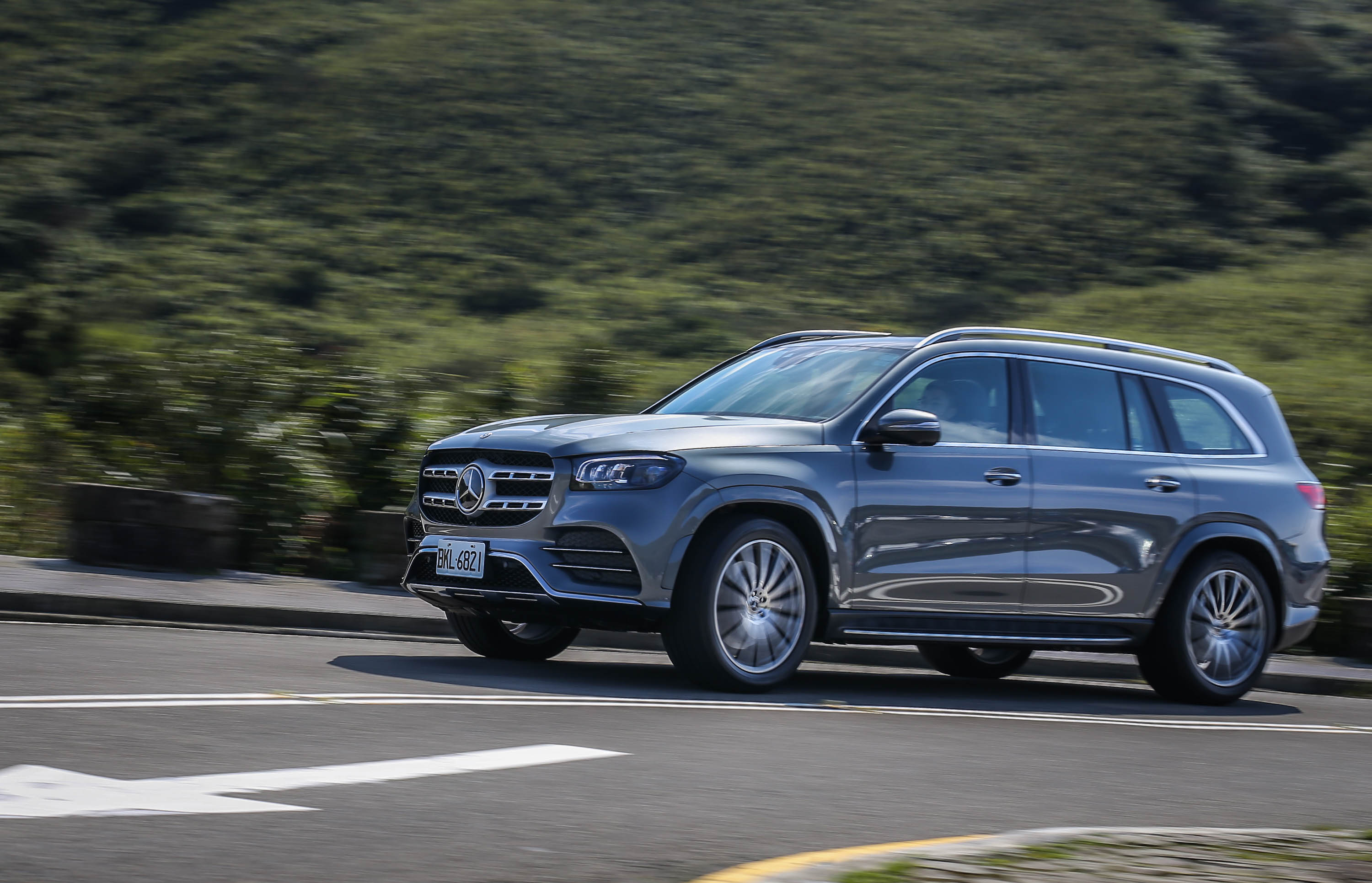 試駕車款選配進階主動車身控制系統選配套件,配備電控液壓避震器。