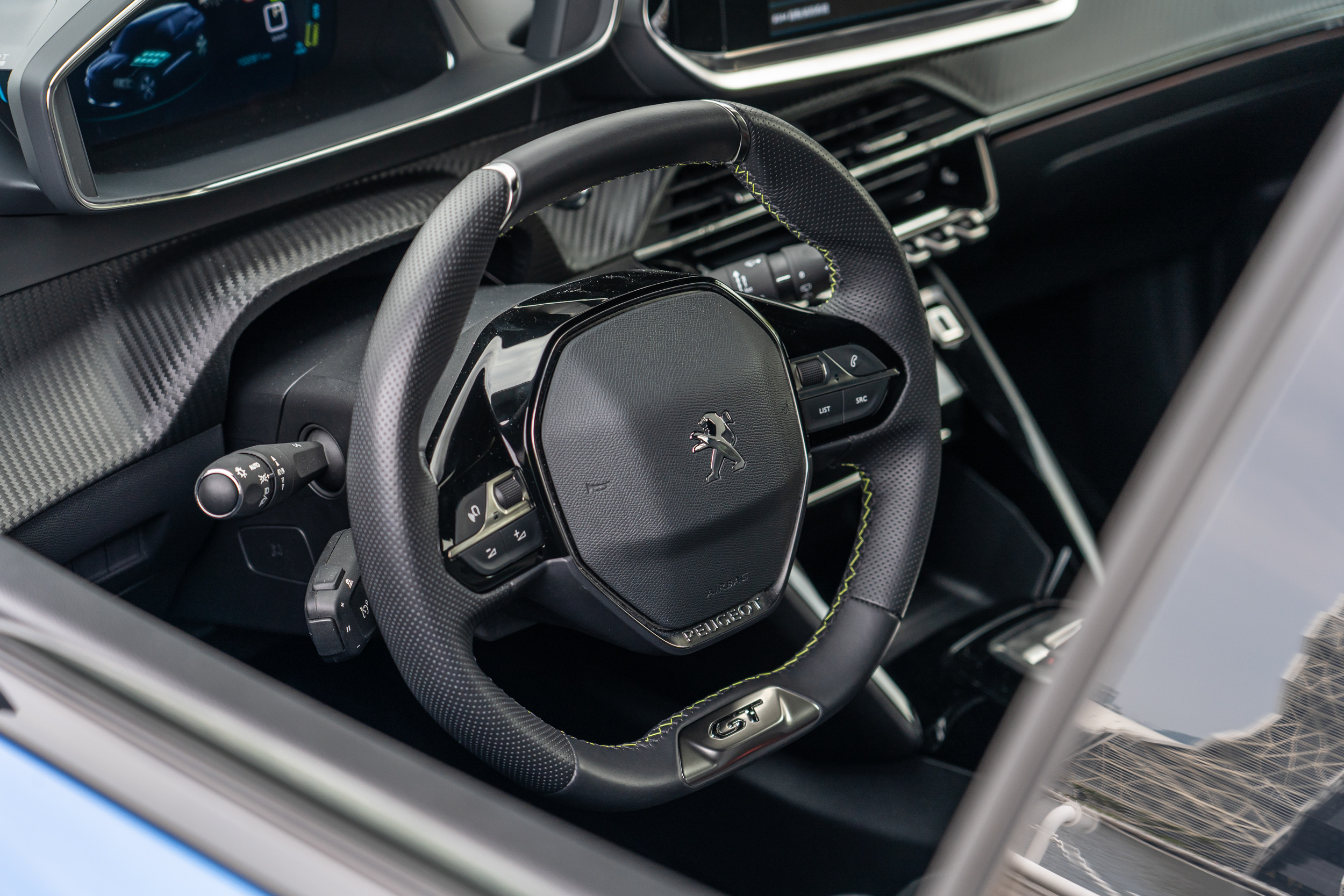 方向盤一直是 PEUGEOT 的一大特色,小盤徑設計造就出極佳轉向手感。