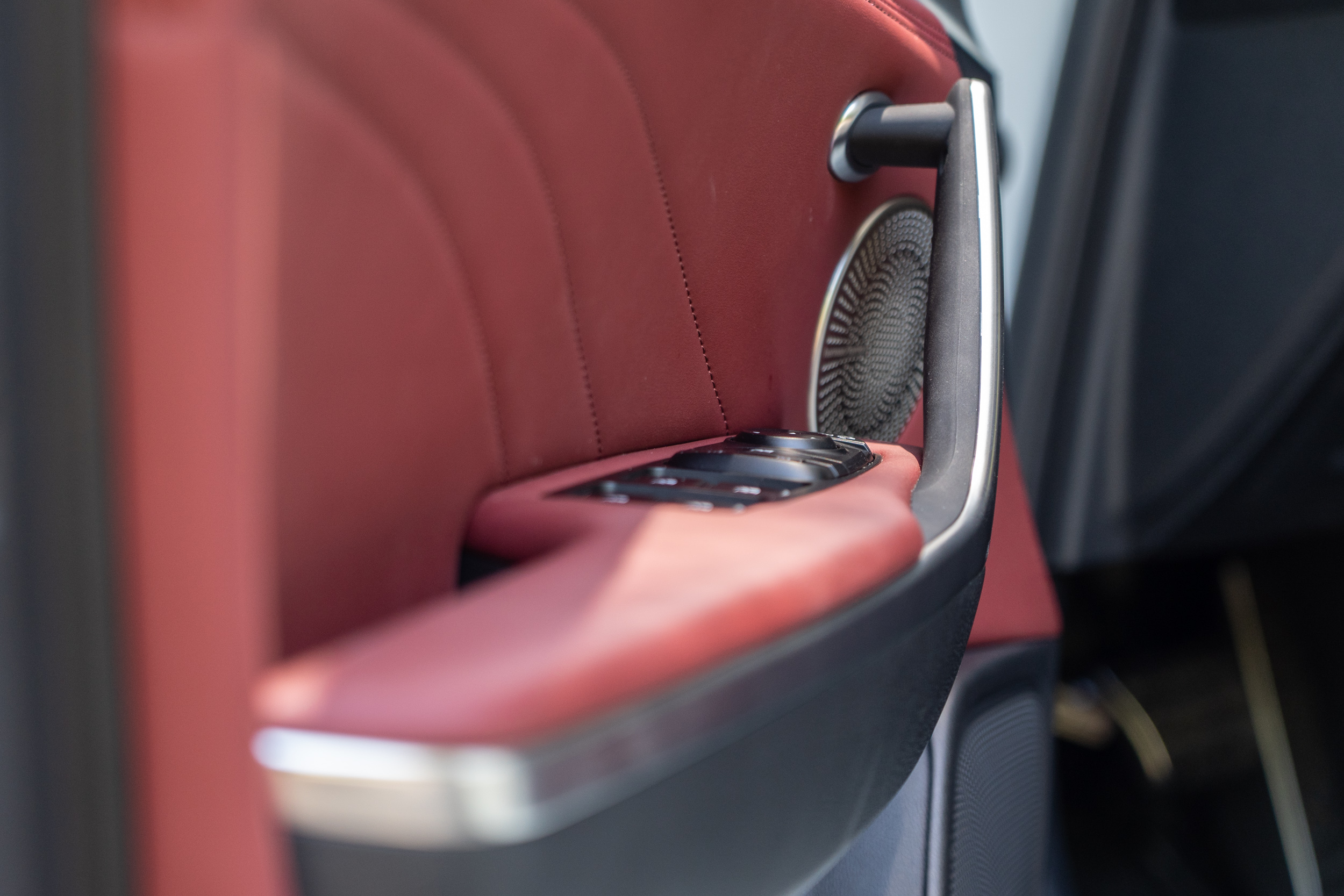 標配 Harmon/Kardon 環場音響系統,具有 15 支喇叭規格。